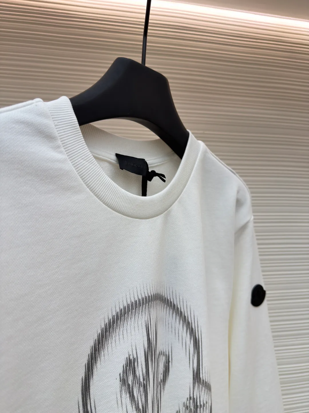 P340 Moncler round neck pullover printed casual long-sleeved sweatshirt ●Original version: Purchased and developed by 3926 ●Item number: 1681948-A45 ●Fabric: combed cotton fabric ●Technology: digital direct injection production ●Color: white ●Version: fitted version ●Weight: about 505 grams ●Size: S-M-L-XL ●Description: This MONCLER round-neck sweatshirt uses a fabric enzyme washing process: the fabric is gently washed with biological enzymes, which can not only clean the fabric impurities, but also soften the fiber texture, making the sweatshirt more skin-friendly and soft, while retaining the stiffness of the fabric itself, making it less likely to deform after long-term wear. The printing part uses digital direct-injection technology: the pattern accurately restores the detailed texture of the brand logo, the color is delicate and has strong adhesion, and it is not easy to fade or crack after washing; the direct-injection process allows the printing to be highly integrated with the fabric without producing a stiff gluey feel, taking into account both aesthetics and wearing comfort. Thanks to the combination of craftsmanship, the clothes not only have a high-end texture, but also take into account the durability of daily wear. It is recommended to hand wash to better maintain the craftsmanship effect. The overall wiring is straight and delicate, the fabric is comfortable and soft, and the color is consistent without color difference. It can be matched with the same style to create a fashionable look and control various occasions. Customized accessories, complete with three standards, same style for men and women!
