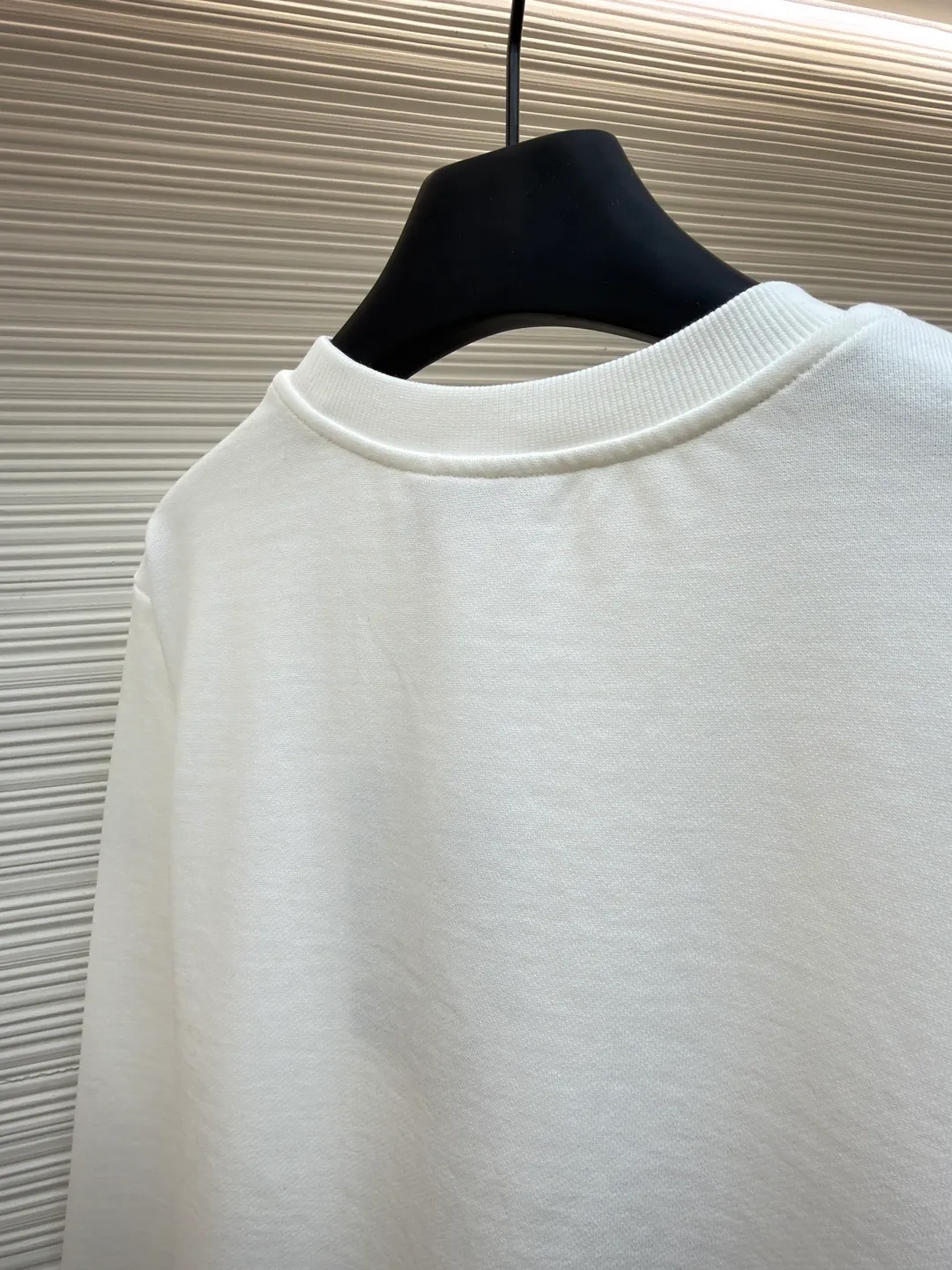 P340 Moncler round neck pullover printed casual long-sleeved sweatshirt ●Original version: Purchased and developed by 3926 ●Item number: 1681948-A45 ●Fabric: combed cotton fabric ●Technology: digital direct injection production ●Color: white ●Version: fitted version ●Weight: about 505 grams ●Size: S-M-L-XL ●Description: This MONCLER round-neck sweatshirt uses a fabric enzyme washing process: the fabric is gently washed with biological enzymes, which can not only clean the fabric impurities, but also soften the fiber texture, making the sweatshirt more skin-friendly and soft, while retaining the stiffness of the fabric itself, making it less likely to deform after long-term wear. The printing part uses digital direct-injection technology: the pattern accurately restores the detailed texture of the brand logo, the color is delicate and has strong adhesion, and it is not easy to fade or crack after washing; the direct-injection process allows the printing to be highly integrated with the fabric without producing a stiff gluey feel, taking into account both aesthetics and wearing comfort. Thanks to the combination of craftsmanship, the clothes not only have a high-end texture, but also take into account the durability of daily wear. It is recommended to hand wash to better maintain the craftsmanship effect. The overall wiring is straight and delicate, the fabric is comfortable and soft, and the color is consistent without color difference. It can be matched with the same style to create a fashionable look and control various occasions. Customized accessories, complete with three standards, same style for men and women!