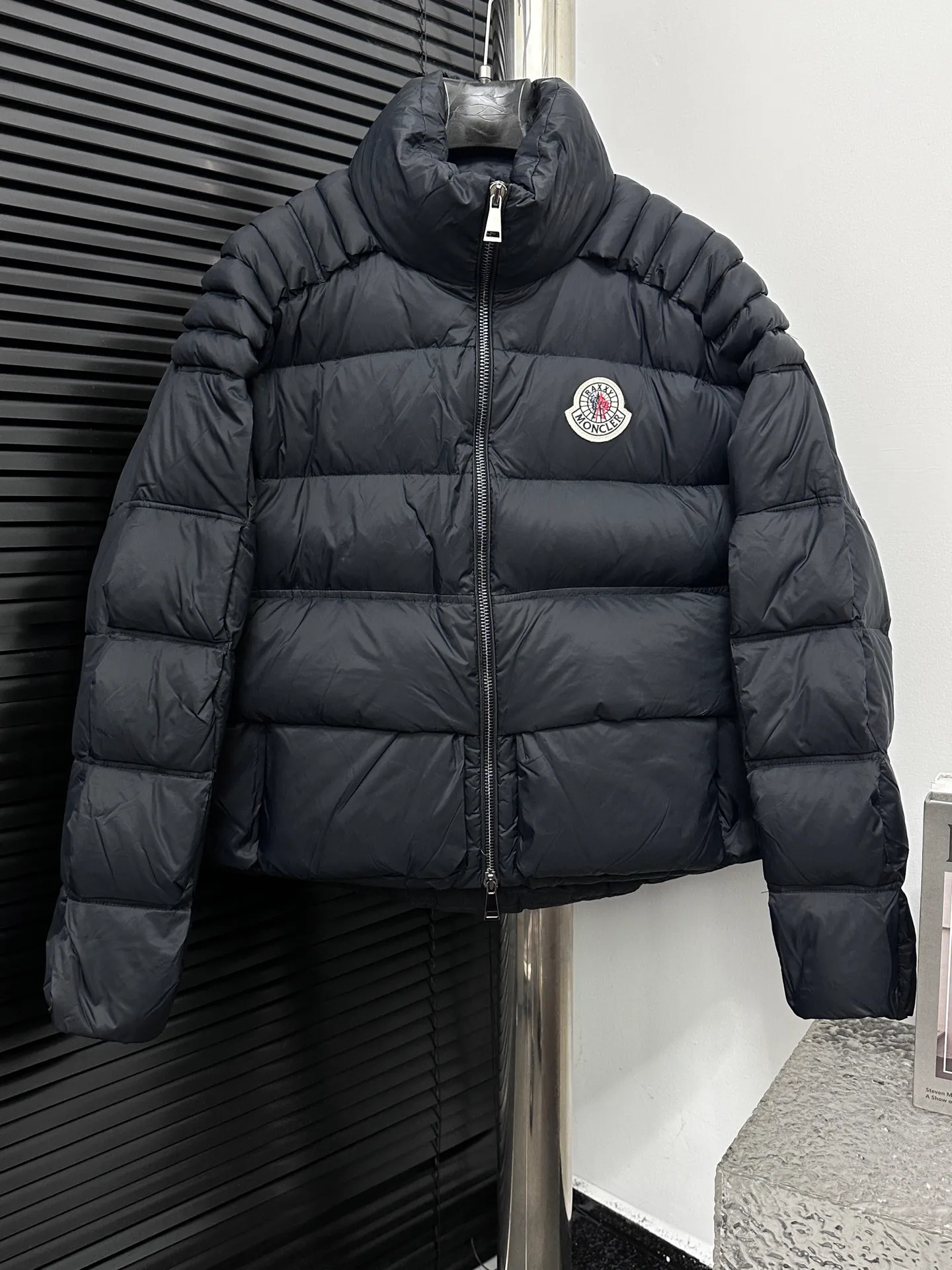 P980 [Moncler] Moncler 2025 autumn and winter new stand-up collar down jacket. Original custom-made hardware accessories are all imported and original customization. Welcome to compare. Absolutely high quality. Made of top-grade 90 white duck down. Super soft. Filled with fluffy and full feathers. Super heavy-duty. The fabric is well made and the pattern is perfect. Pay attention, the fabric is super comfortable. Exclusive model. Non-market goods. Same style for men and women. Code number: 0 1 2 3 4