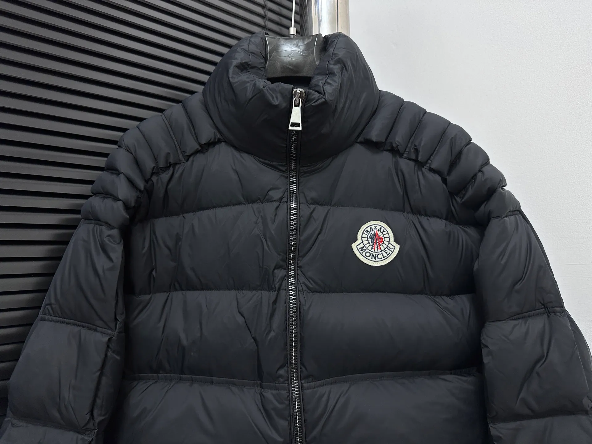 P980 [Moncler] Moncler 2025 autumn and winter new stand-up collar down jacket. Original custom-made hardware accessories are all imported and original customization. Welcome to compare. Absolutely high quality. Made of top-grade 90 white duck down. Super soft. Filled with fluffy and full feathers. Super heavy-duty. The fabric is well made and the pattern is perfect. Pay attention, the fabric is super comfortable. Exclusive model. Non-market goods. Same style for men and women. Code number: 0 1 2 3 4
