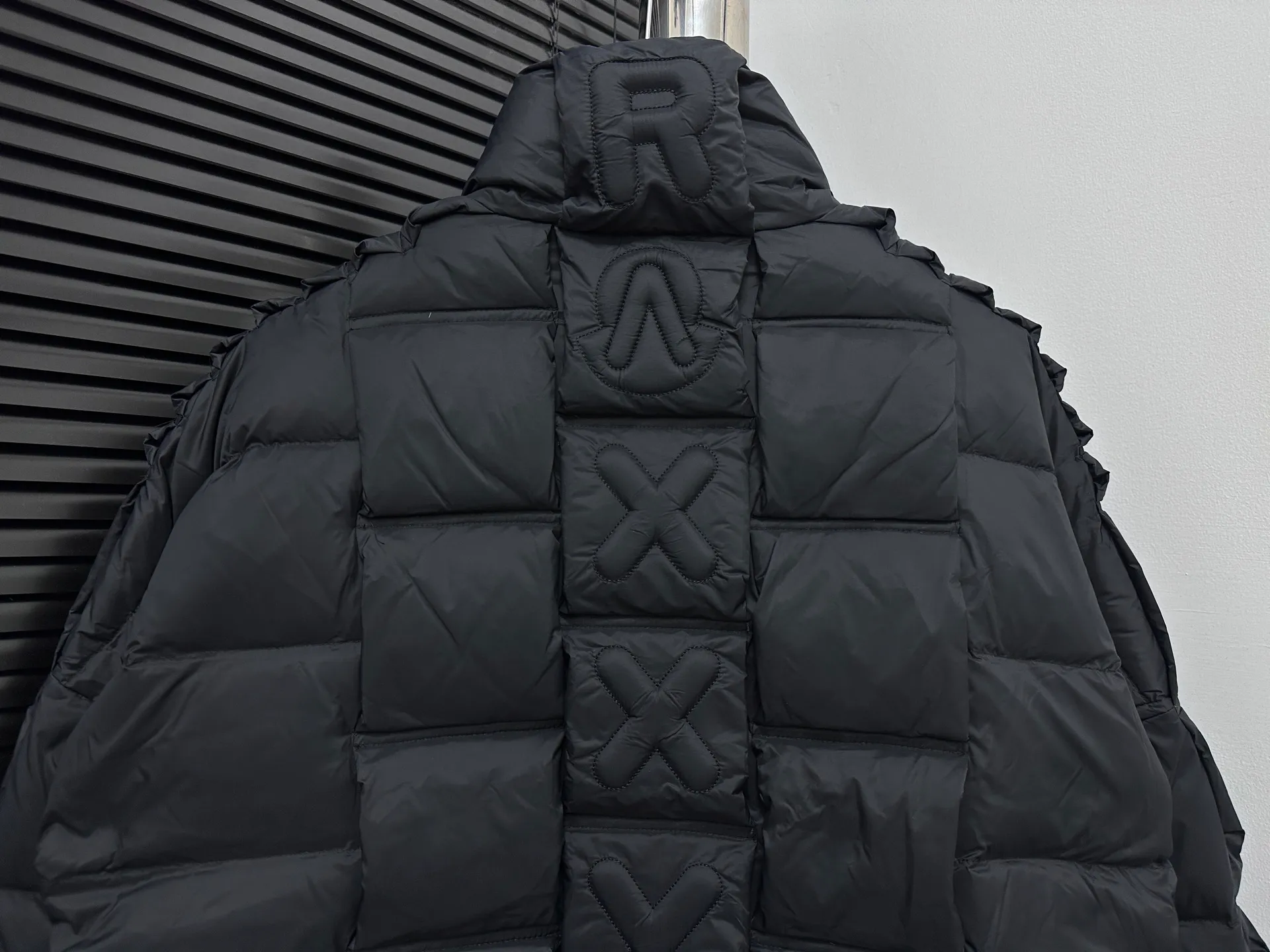P980 [Moncler] Moncler 2025 autumn and winter new stand-up collar down jacket. Original custom-made hardware accessories are all imported and original customization. Welcome to compare. Absolutely high quality. Made of top-grade 90 white duck down. Super soft. Filled with fluffy and full feathers. Super heavy-duty. The fabric is well made and the pattern is perfect. Pay attention, the fabric is super comfortable. Exclusive model. Non-market goods. Same style for men and women. Code number: 0 1 2 3 4