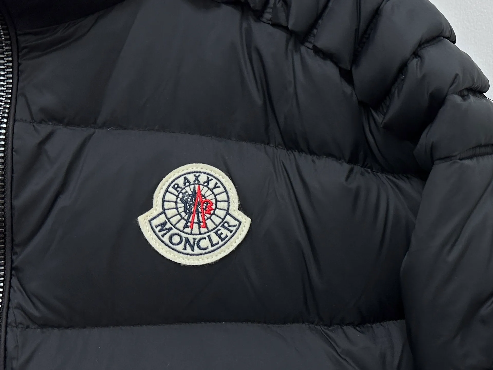 P980 [Moncler] Moncler 2025 autumn and winter new stand-up collar down jacket. Original custom-made hardware accessories are all imported and original customization. Welcome to compare. Absolutely high quality. Made of top-grade 90 white duck down. Super soft. Filled with fluffy and full feathers. Super heavy-duty. The fabric is well made and the pattern is perfect. Pay attention, the fabric is super comfortable. Exclusive model. Non-market goods. Same style for men and women. Code number: 0 1 2 3 4