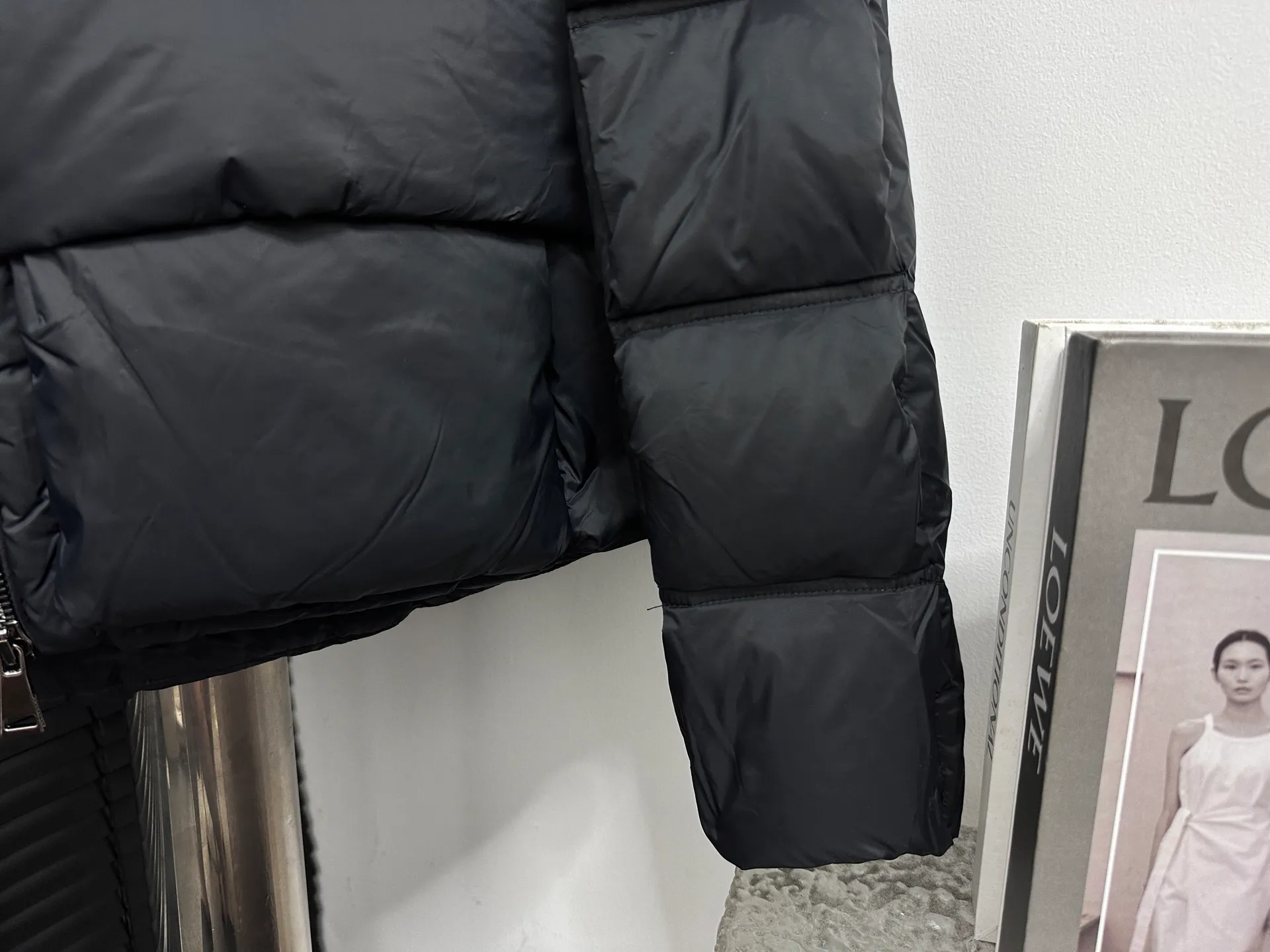 P980 [Moncler] Moncler 2025 autumn and winter new stand-up collar down jacket. Original custom-made hardware accessories are all imported and original customization. Welcome to compare. Absolutely high quality. Made of top-grade 90 white duck down. Super soft. Filled with fluffy and full feathers. Super heavy-duty. The fabric is well made and the pattern is perfect. Pay attention, the fabric is super comfortable. Exclusive model. Non-market goods. Same style for men and women. Code number: 0 1 2 3 4