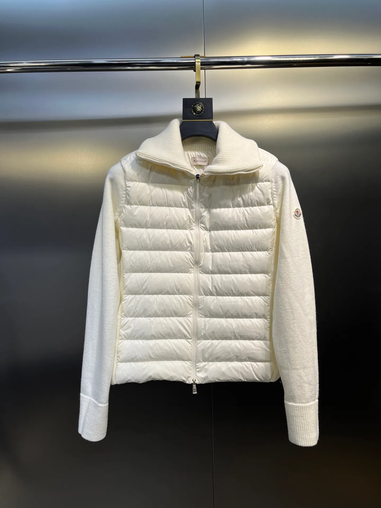 P780 MONCLER 25FW new autumn and winter men's padded wool zipper hoody. This wool hood is equipped with a padded down front and is a practical item suitable for multi-season wear. This hood features a quilted logo, highlighting the brand's heritage. Designed in a lightweight knit, it's a practical addition to your versatile wardrobe and can be easily worn in milder weather. Made of wool Longue saison lining Longue saison front, filled with down Rib knit 12 gauge Thick soft hood Zip closure Pockets Sizes: S-XL