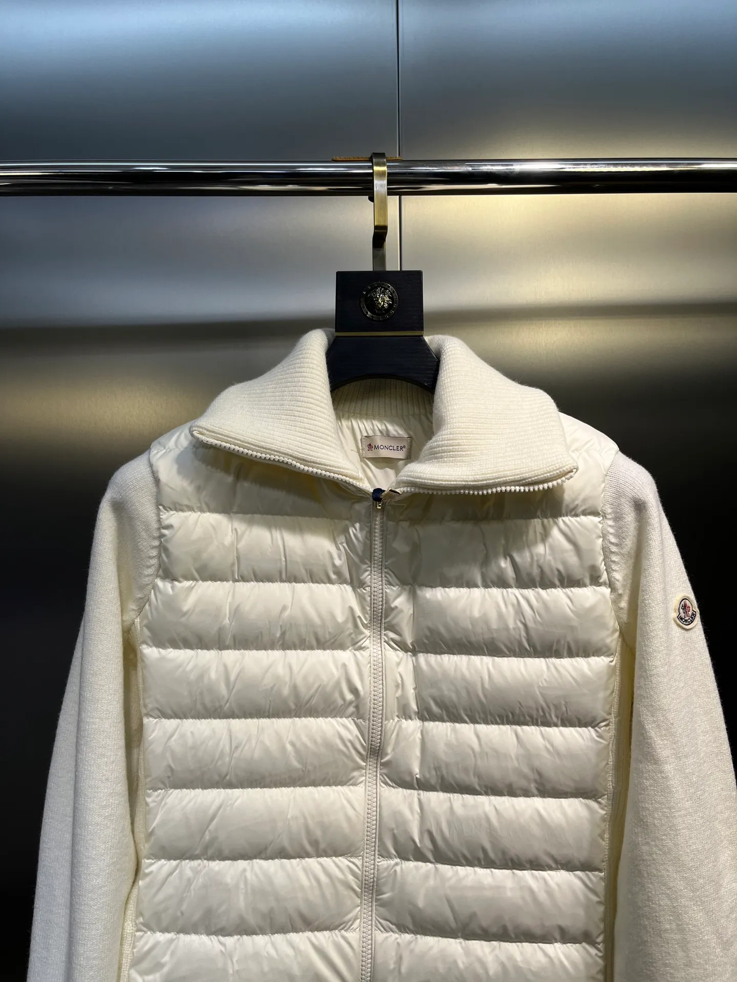 P780 MONCLER 25FW new autumn and winter men's padded wool zipper hoody. This wool hood is equipped with a padded down front and is a practical item suitable for multi-season wear. This hood features a quilted logo, highlighting the brand's heritage. Designed in a lightweight knit, it's a practical addition to your versatile wardrobe and can be easily worn in milder weather. Made of wool Longue saison lining Longue saison front, filled with down Rib knit 12 gauge Thick soft hood Zip closure Pockets Sizes: S-XL