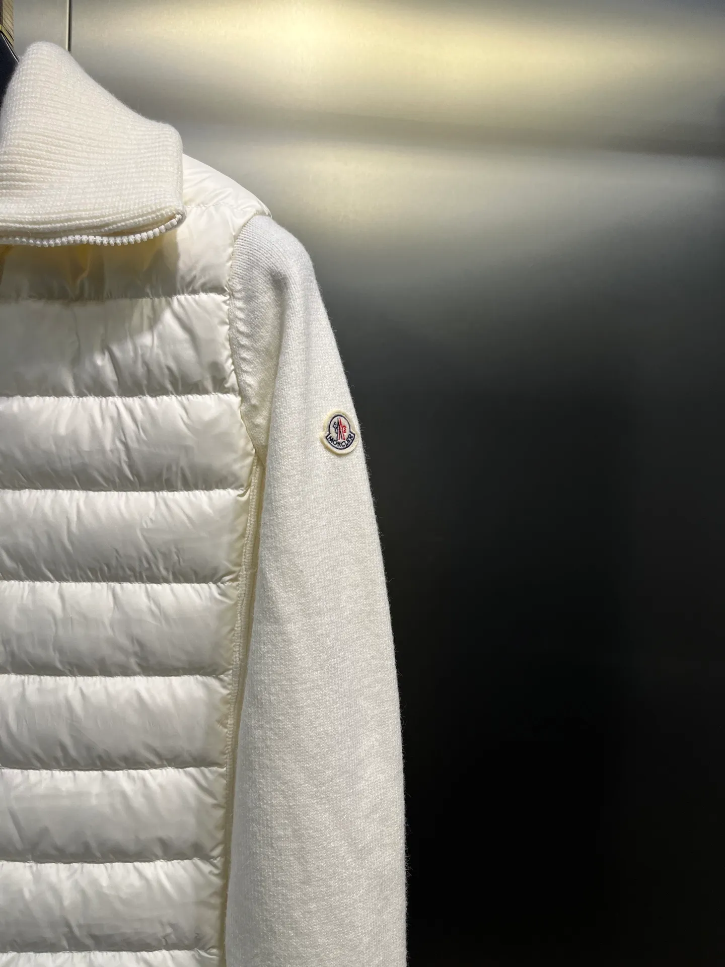P780 MONCLER 25FW new autumn and winter men's padded wool zipper hoody. This wool hood is equipped with a padded down front and is a practical item suitable for multi-season wear. This hood features a quilted logo, highlighting the brand's heritage. Designed in a lightweight knit, it's a practical addition to your versatile wardrobe and can be easily worn in milder weather. Made of wool Longue saison lining Longue saison front, filled with down Rib knit 12 gauge Thick soft hood Zip closure Pockets Sizes: S-XL