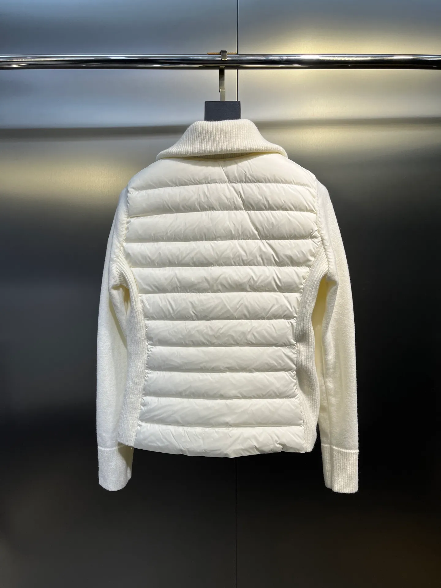 P780 MONCLER 25FW new autumn and winter men's padded wool zipper hoody. This wool hood is equipped with a padded down front and is a practical item suitable for multi-season wear. This hood features a quilted logo, highlighting the brand's heritage. Designed in a lightweight knit, it's a practical addition to your versatile wardrobe and can be easily worn in milder weather. Made of wool Longue saison lining Longue saison front, filled with down Rib knit 12 gauge Thick soft hood Zip closure Pockets Sizes: S-XL