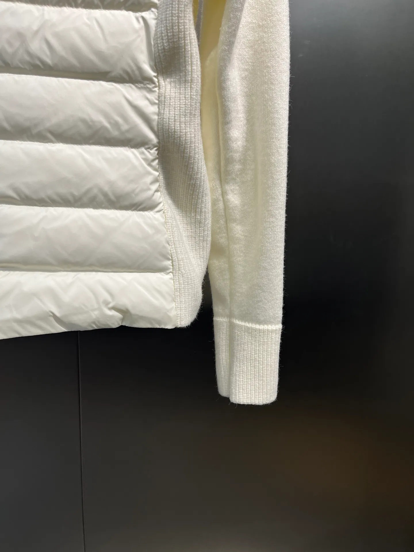 P780 MONCLER 25FW new autumn and winter men's padded wool zipper hoody. This wool hood is equipped with a padded down front and is a practical item suitable for multi-season wear. This hood features a quilted logo, highlighting the brand's heritage. Designed in a lightweight knit, it's a practical addition to your versatile wardrobe and can be easily worn in milder weather. Made of wool Longue saison lining Longue saison front, filled with down Rib knit 12 gauge Thick soft hood Zip closure Pockets Sizes: S-XL