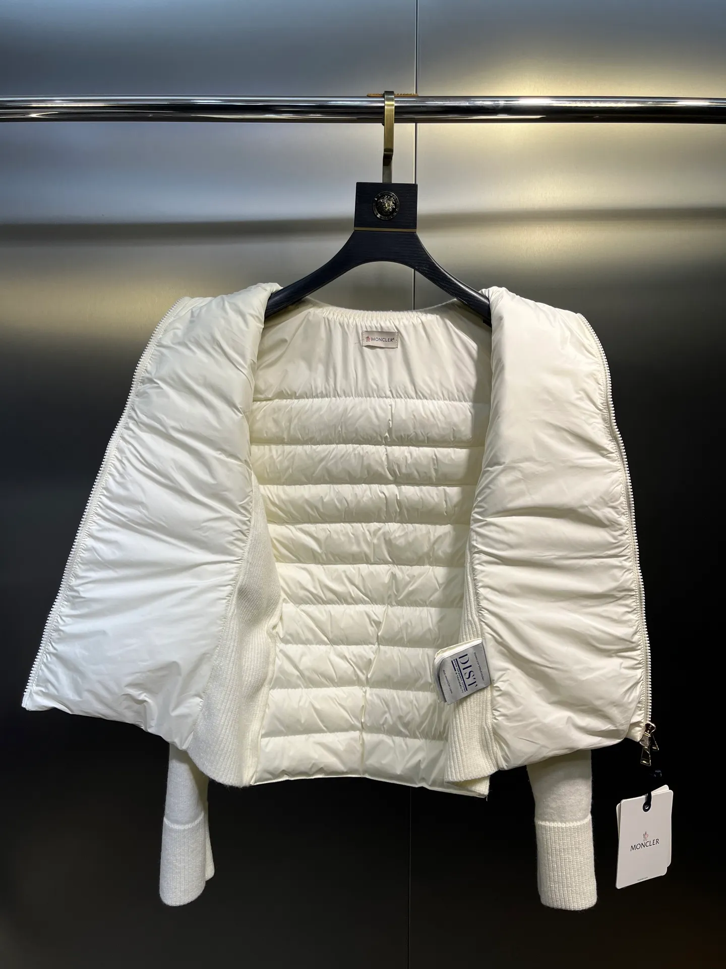 P780 MONCLER 25FW new autumn and winter men's padded wool zipper hoody. This wool hood is equipped with a padded down front and is a practical item suitable for multi-season wear. This hood features a quilted logo, highlighting the brand's heritage. Designed in a lightweight knit, it's a practical addition to your versatile wardrobe and can be easily worn in milder weather. Made of wool Longue saison lining Longue saison front, filled with down Rib knit 12 gauge Thick soft hood Zip closure Pockets Sizes: S-XL