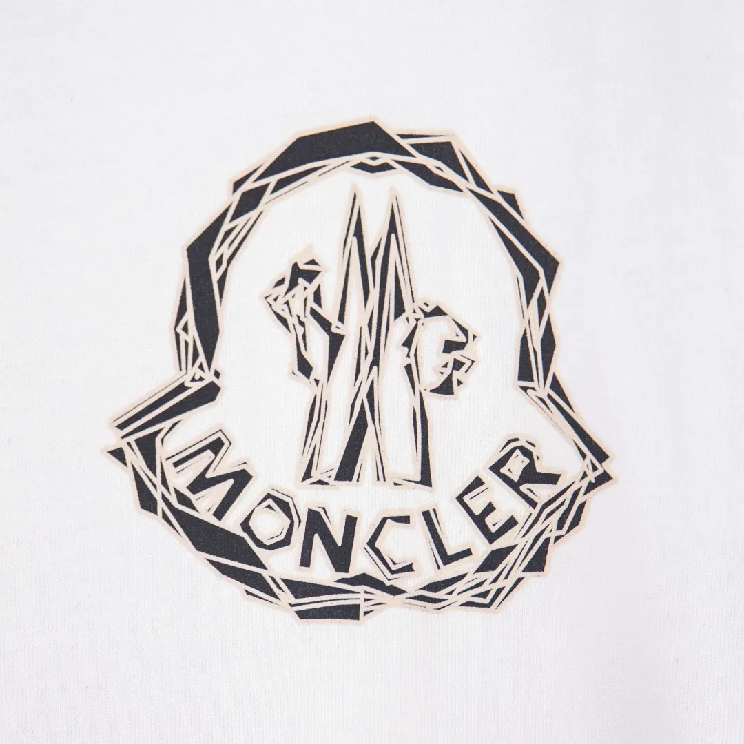 P200 💰zp version [exclusive supply] MONCLER masked foam printed armband short sleeves. Fabric: Made of 32 pairs of yarn, threaded with 1*1 Solona. Craftsmanship: The chest logo adopts foam printing technology, and the original customized stencil is used. Every detail and color is highly restored to the original version 1:1. Accessories: The armband is made of cashmere composite material, with the brand logo embroidered on the surface. The detailed positions of auxiliary materials are restored according to 1:1 positioning. Accessories: Customized 1:1 washed trademark Accessories: Customized 1:1 composite armband Technology: Customized 1:1 foam printing Color: Black White Size: S M L XL Number: XS10402