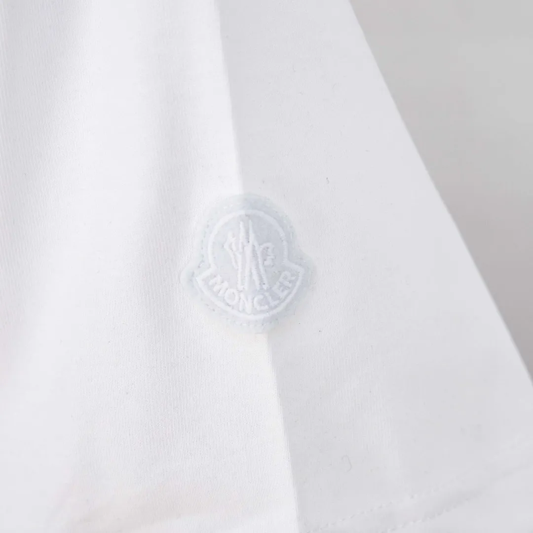 P200 💰zp version [exclusive supply] MONCLER masked foam printed armband short sleeves. Fabric: Made of 32 pairs of yarn, threaded with 1*1 Solona. Craftsmanship: The chest logo adopts foam printing technology, and the original customized stencil is used. Every detail and color is highly restored to the original version 1:1. Accessories: The armband is made of cashmere composite material, with the brand logo embroidered on the surface. The detailed positions of auxiliary materials are restored according to 1:1 positioning. Accessories: Customized 1:1 washed trademark Accessories: Customized 1:1 composite armband Technology: Customized 1:1 foam printing Color: Black White Size: S M L XL Number: XS10402