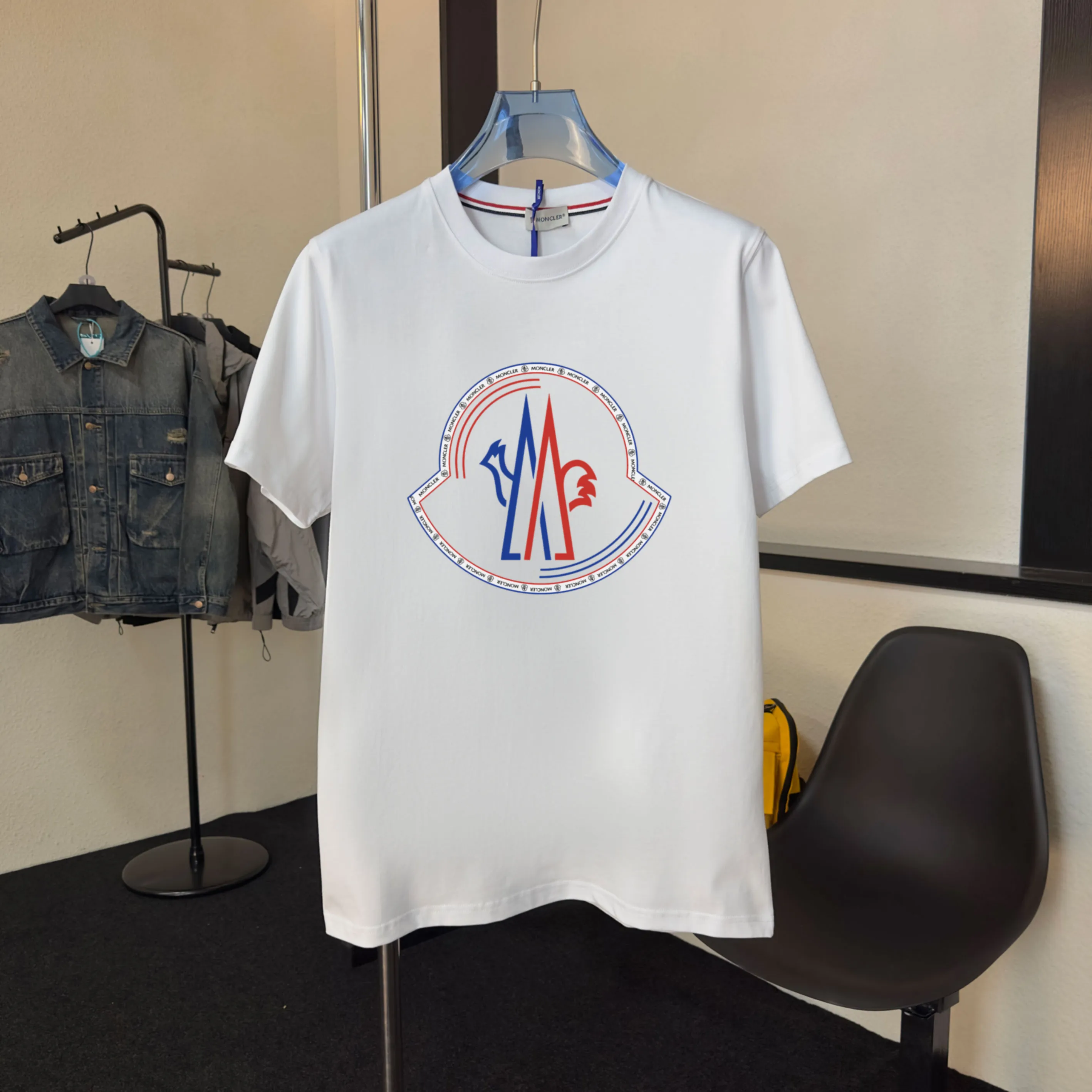 P140 💰Upgraded version "Mobile phone smart sensor ~ NFC chip armband ~ direct access to the official website for anti-counterfeiting" "Moncler ~ Mouth Mouth" 2025 new high-quality round neck short-sleeved T-shirt. The cuffs have imported embroidered labels. Customized dyeing, very comfortable to touch. Super versatile and good-looking short-sleeved. Complete with three labels. Non-market ordinary version. Feel free to compare. Quality is absolutely guaranteed! ‼ First of all, this original fabric is all custom-woven with 32-count double yarn fabric, 250G, and the weight is the same‼ Fine workmanship, double waistcoat method, double waistcoat method, double waistcoat method makes the whole dress more three-dimensional, which is not a craft that ordinary T-shirts can achieve🤪 Size: S-M-L-XL-2XL Color: black, white, apricot, same style for men and women