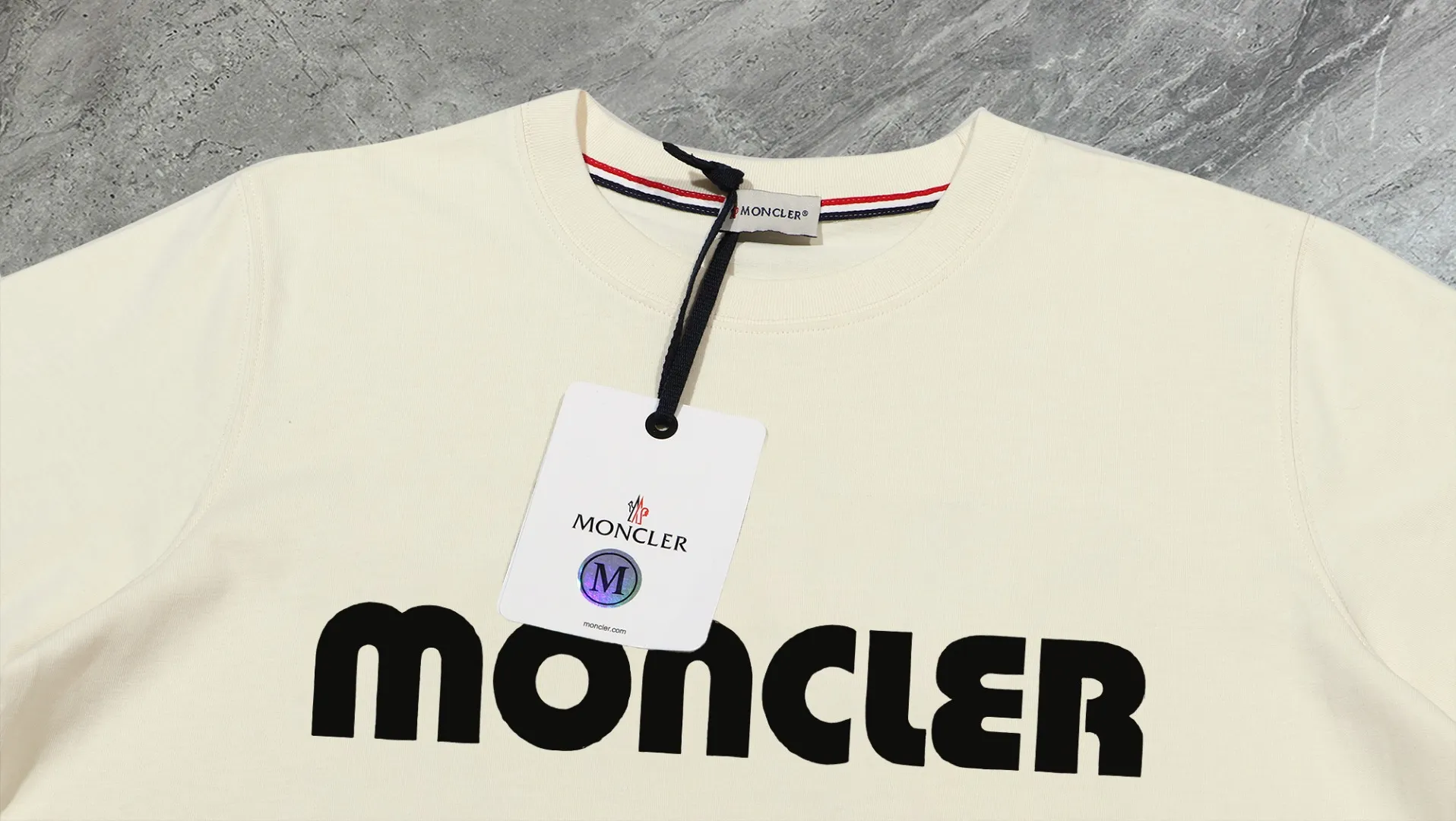 P140 💰Upgraded version "Mobile phone smart sensor ~ NFC chip armband ~ direct access to the official website for anti-counterfeiting" "Moncler ~ Mouth Mouth" 2025 new high-quality round neck short-sleeved T-shirt. The cuffs have imported embroidered labels. Customized dyeing, very comfortable to touch. Super versatile and good-looking short-sleeved. Complete with three labels. Non-market ordinary version. Feel free to compare. Quality is absolutely guaranteed! ‼ First of all, this original fabric is all custom-woven with 32-count double yarn fabric, 250G, and the weight is the same‼ Fine workmanship, double waistcoat method, double waistcoat method, double waistcoat method makes the whole dress more three-dimensional, which is not a craft that ordinary T-shirts can achieve🤪 Size: S-M-L-XL-2XL Color: black, white, apricot, same style for men and women