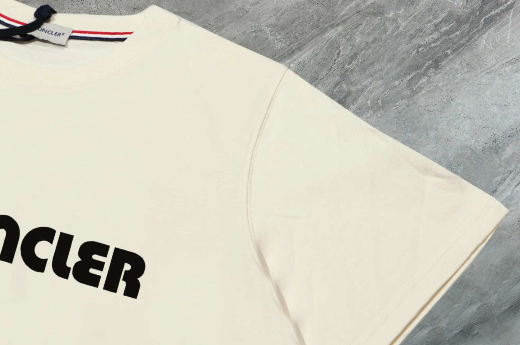 P140 💰Upgraded version "Mobile phone smart sensor ~ NFC chip armband ~ direct access to the official website for anti-counterfeiting" "Moncler ~ Mouth Mouth" 2025 new high-quality round neck short-sleeved T-shirt. The cuffs have imported embroidered labels. Customized dyeing, very comfortable to touch. Super versatile and good-looking short-sleeved. Complete with three labels. Non-market ordinary version. Feel free to compare. Quality is absolutely guaranteed! ‼ First of all, this original fabric is all custom-woven with 32-count double yarn fabric, 250G, and the weight is the same‼ Fine workmanship, double waistcoat method, double waistcoat method, double waistcoat method makes the whole dress more three-dimensional, which is not a craft that ordinary T-shirts can achieve🤪 Size: S-M-L-XL-2XL Color: black, white, apricot, same style for men and women