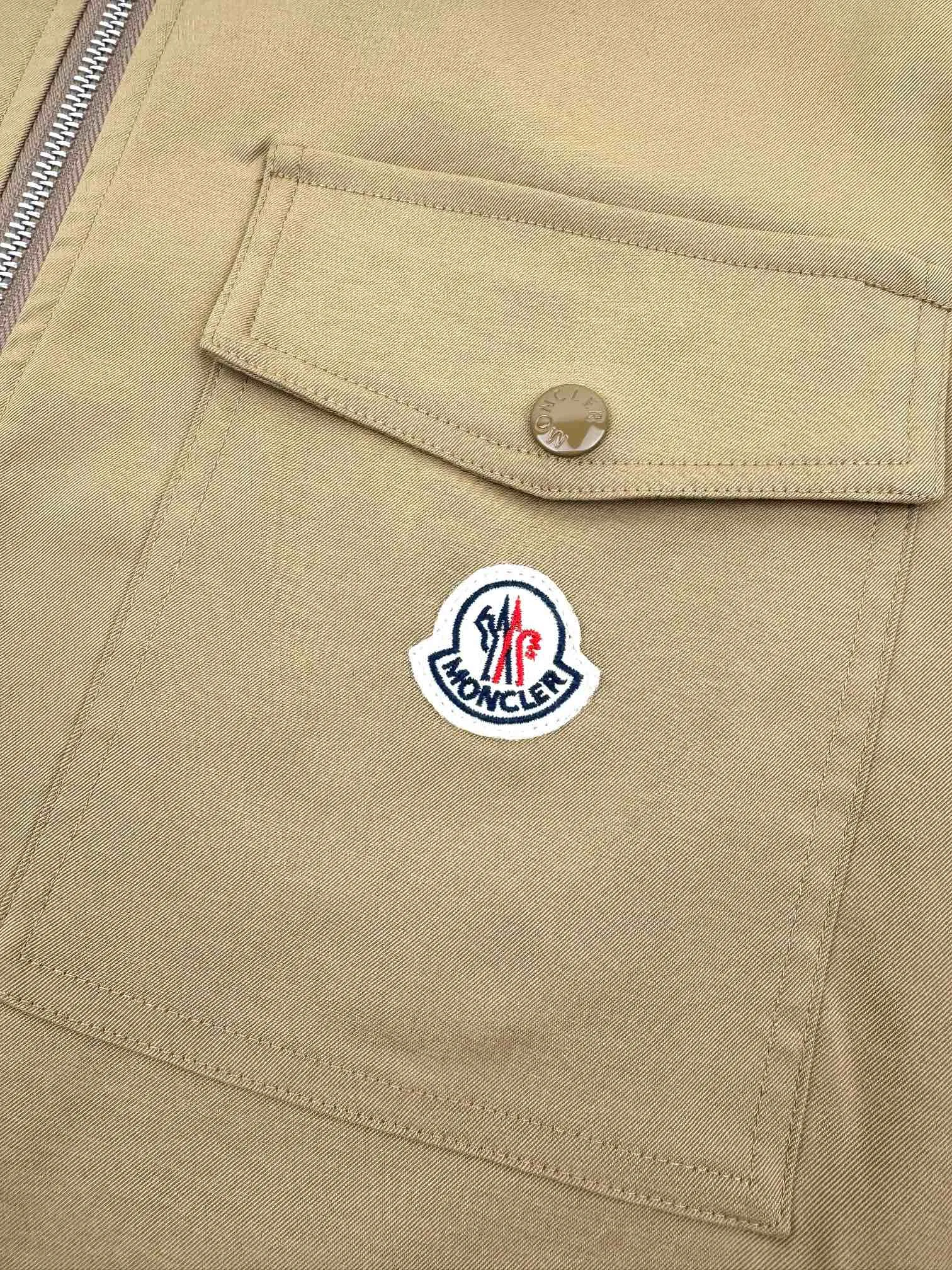 P460 Moncler logo zipper shirt jacket. Customized high-quality cotton hidden pattern gabardine. Full of texture. Comfortable and close to the skin. The brown tone exudes restrained tenderness. The iconic Moncler logo embroidered logo is embellished on it to increase brand recognition. Simple and smooth lines. The zipper opening and closing also follows the principle of minimalism. Use simplicity as the pen and texture as the ink. Use the simplest elements to outline the most moving fashion picture. Process 1: Imported special machine infrared is used to locate the "Moncler logo embroidery", the position is more precise and firm. Process 2: Template machine to open the bag. The preset template guides the position, shape and size of the bag. The accuracy ensures the quality of the bag opening. Process 3: The fabrics are washed and have a better hand feel. Not easy to deform, not easy to shrink, not easy to fade, and maintain long-term beauty. Accessories: Customized 1:1 Moncler embroidered logo Customized 1:1 Moncler snap button Customized 1:1 Moncler zipper Customized 1:1 Moncler trademark Fit: Loose fit Size: S M L XL Style number: 25304