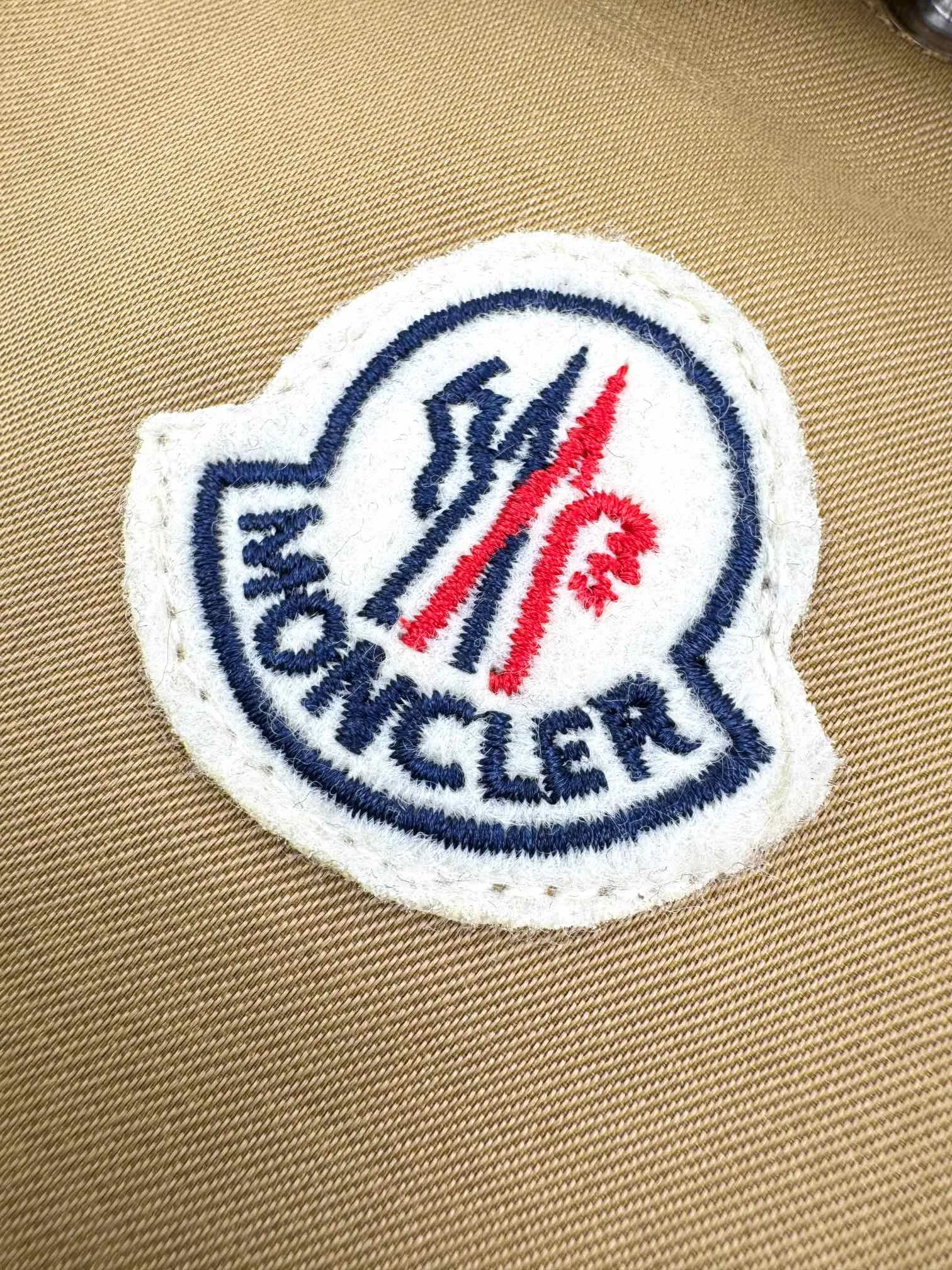 P460 Moncler logo zipper shirt jacket. Customized high-quality cotton hidden pattern gabardine. Full of texture. Comfortable and close to the skin. The brown tone exudes restrained tenderness. The iconic Moncler logo embroidered logo is embellished on it to increase brand recognition. Simple and smooth lines. The zipper opening and closing also follows the principle of minimalism. Use simplicity as the pen and texture as the ink. Use the simplest elements to outline the most moving fashion picture. Process 1: Imported special machine infrared is used to locate the "Moncler logo embroidery", the position is more precise and firm. Process 2: Template machine to open the bag. The preset template guides the position, shape and size of the bag. The accuracy ensures the quality of the bag opening. Process 3: The fabrics are washed and have a better hand feel. Not easy to deform, not easy to shrink, not easy to fade, and maintain long-term beauty. Accessories: Customized 1:1 Moncler embroidered logo Customized 1:1 Moncler snap button Customized 1:1 Moncler zipper Customized 1:1 Moncler trademark Fit: Loose fit Size: S M L XL Style number: 25304