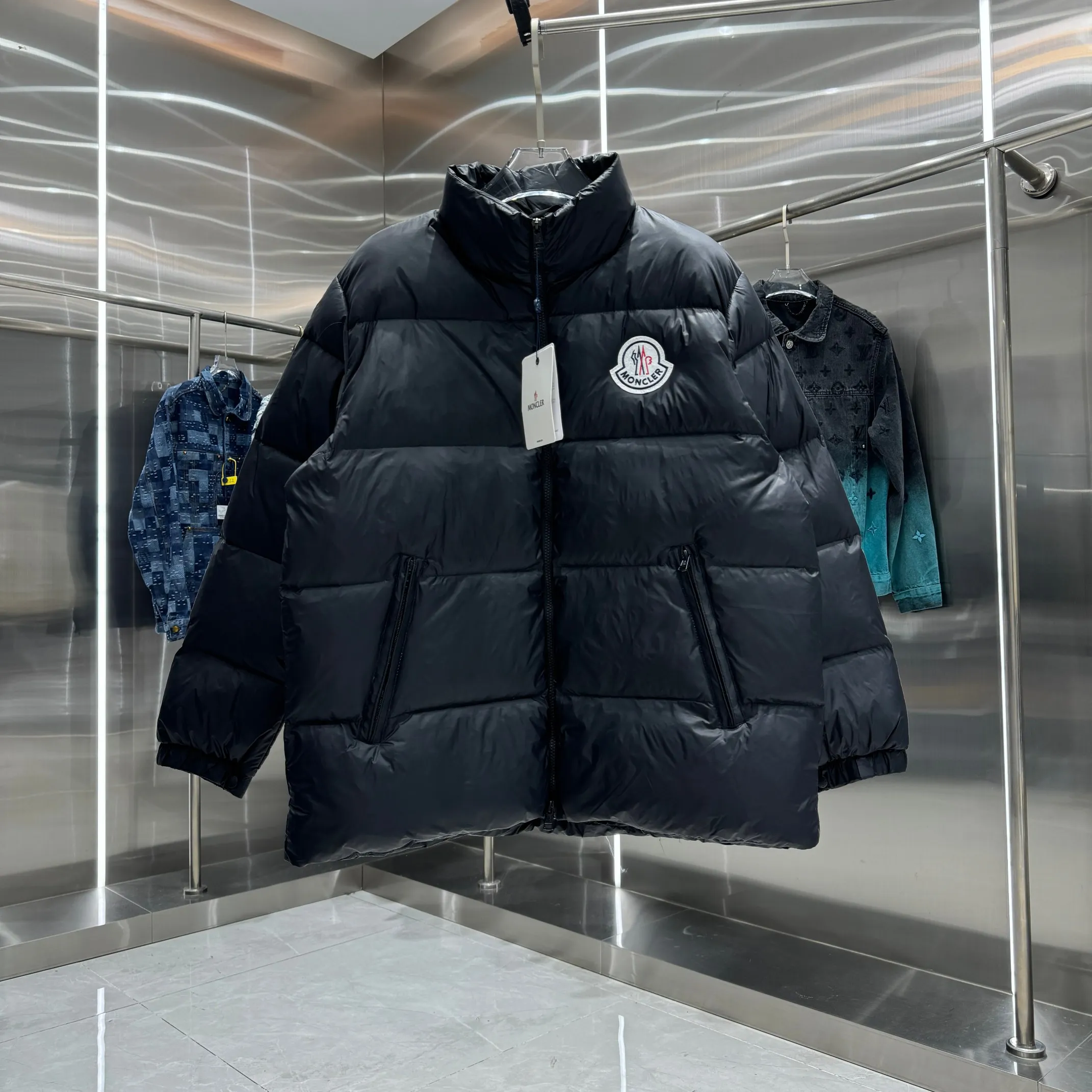 P620 Moncler0 2025 autumn and winter men's short business loose light goose down jacket. Genuine leather with down, filled with down, stand-up collar with genuine leather, zipper opening and zipper pocket. Hooded down jacket Size M L XL XXL Color Black
