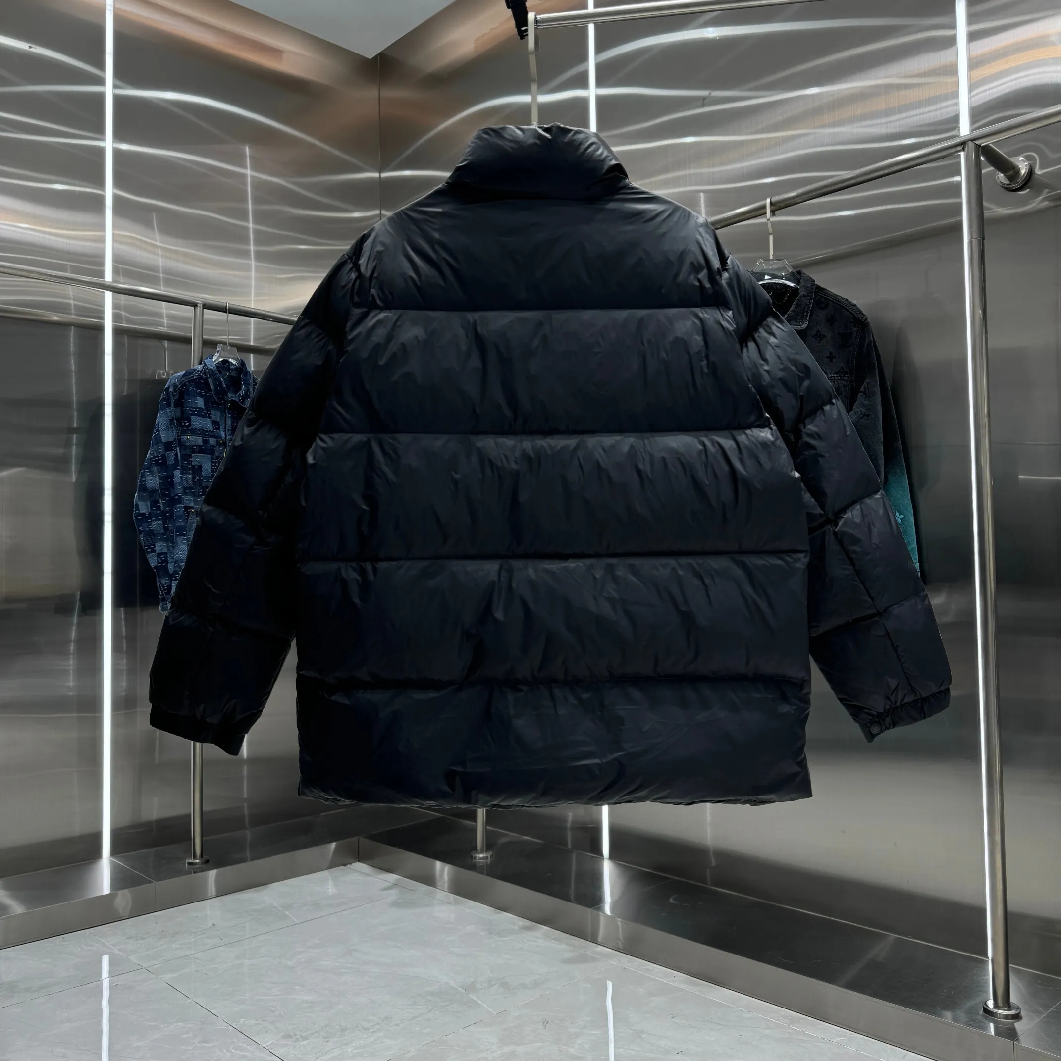 P620 Moncler0 2025 autumn and winter men's short business loose light goose down jacket. Genuine leather with down, filled with down, stand-up collar with genuine leather, zipper opening and zipper pocket. Hooded down jacket Size M L XL XXL Color Black