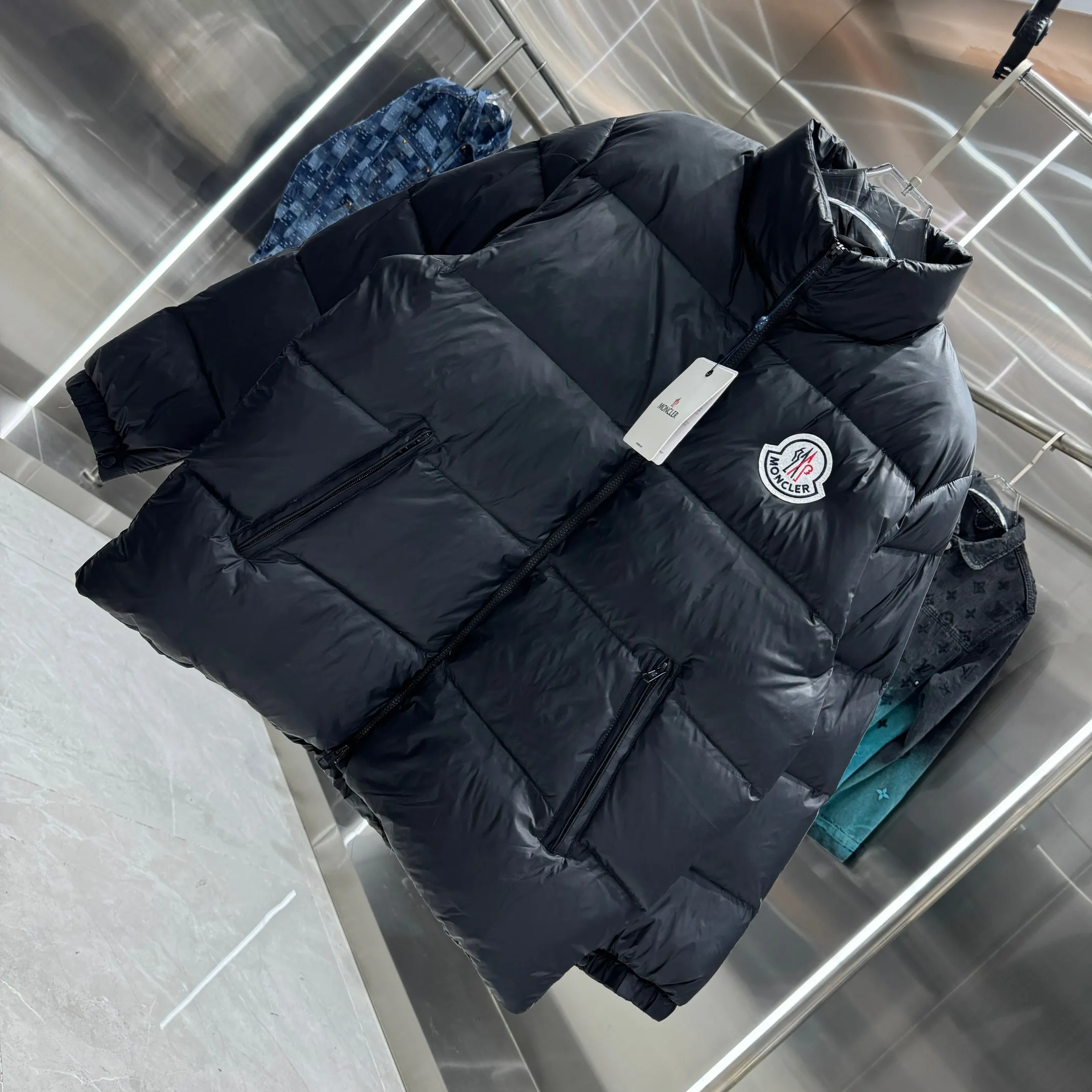 P620 Moncler0 2025 autumn and winter men's short business loose light goose down jacket. Genuine leather with down, filled with down, stand-up collar with genuine leather, zipper opening and zipper pocket. Hooded down jacket Size M L XL XXL Color Black