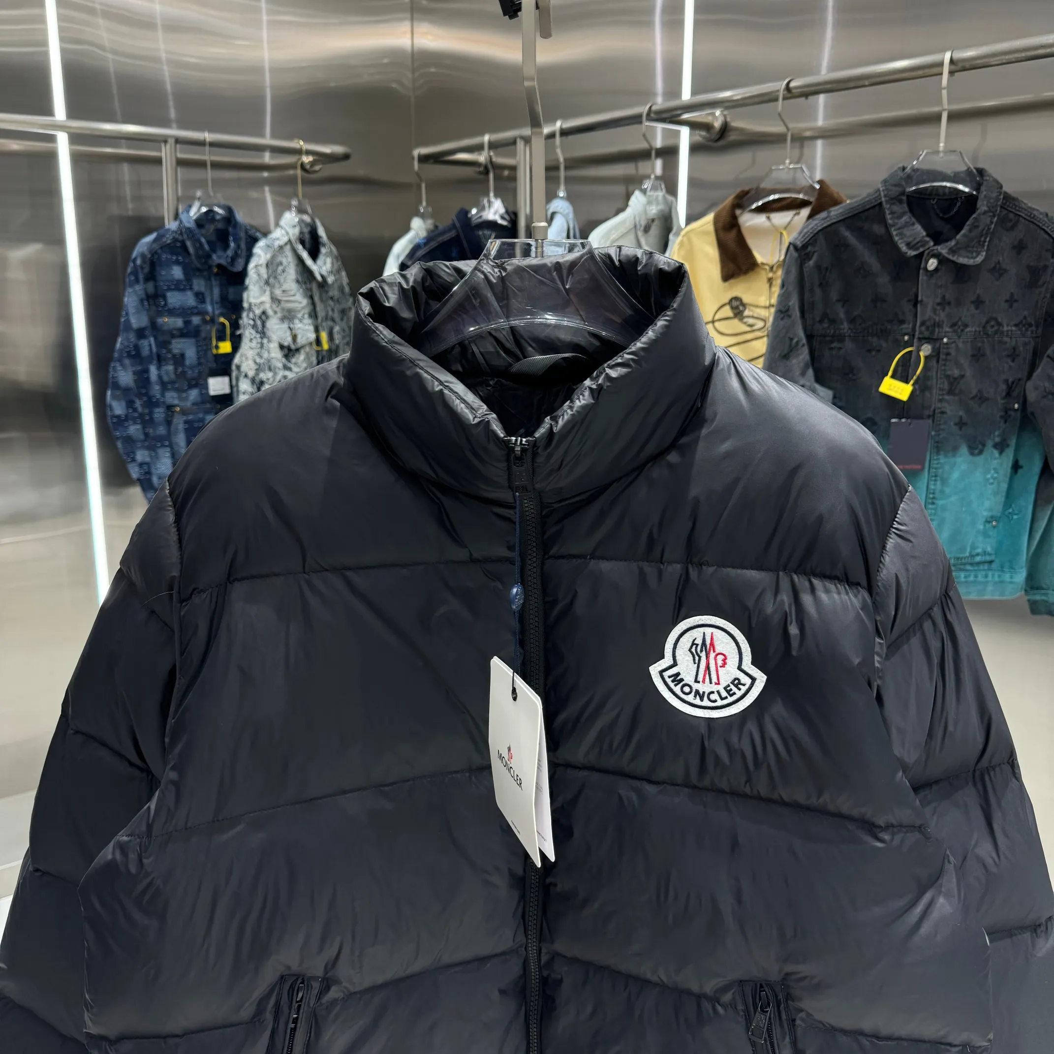 P620 Moncler0 2025 autumn and winter men's short business loose light goose down jacket. Genuine leather with down, filled with down, stand-up collar with genuine leather, zipper opening and zipper pocket. Hooded down jacket Size M L XL XXL Color Black