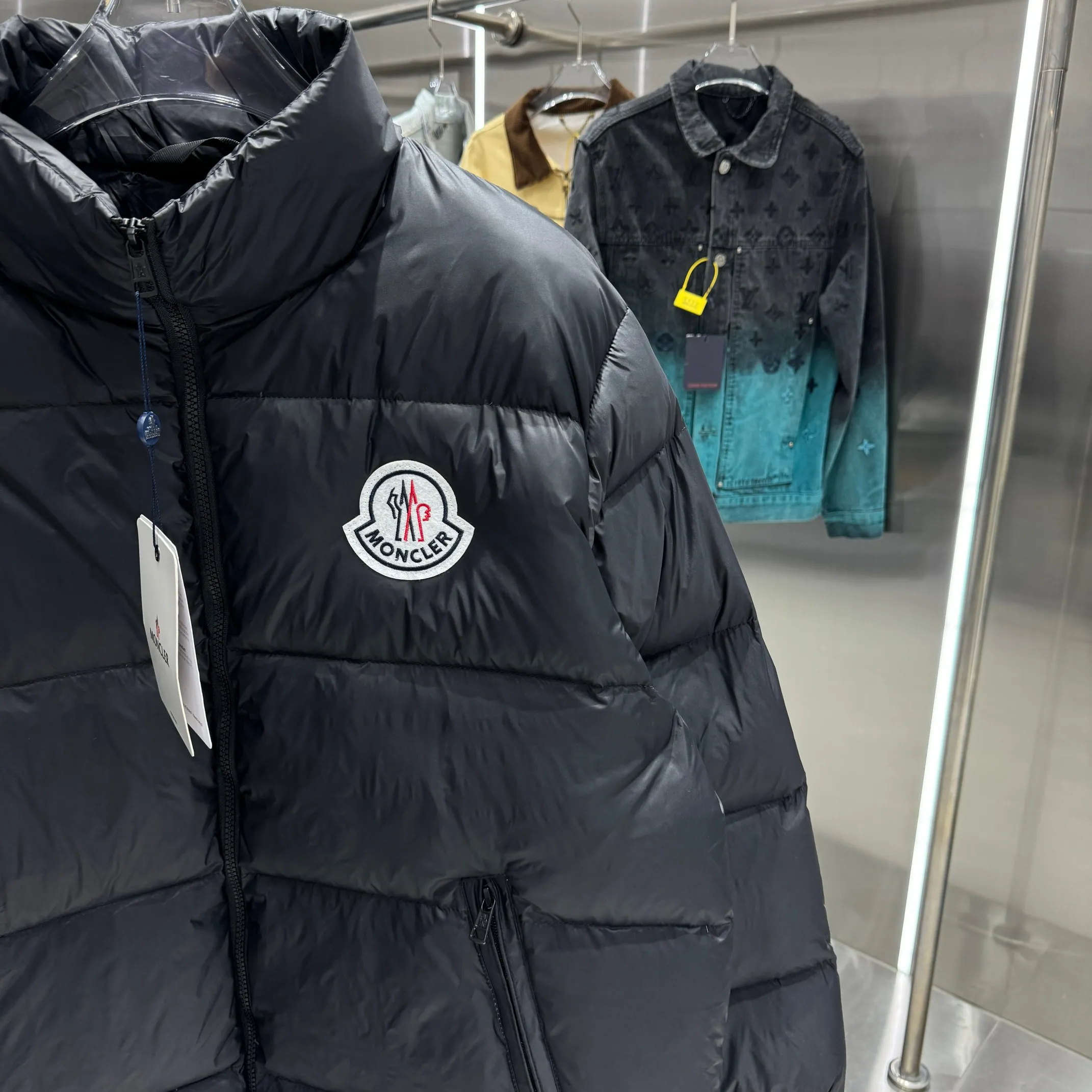 P620 Moncler0 2025 autumn and winter men's short business loose light goose down jacket. Genuine leather with down, filled with down, stand-up collar with genuine leather, zipper opening and zipper pocket. Hooded down jacket Size M L XL XXL Color Black