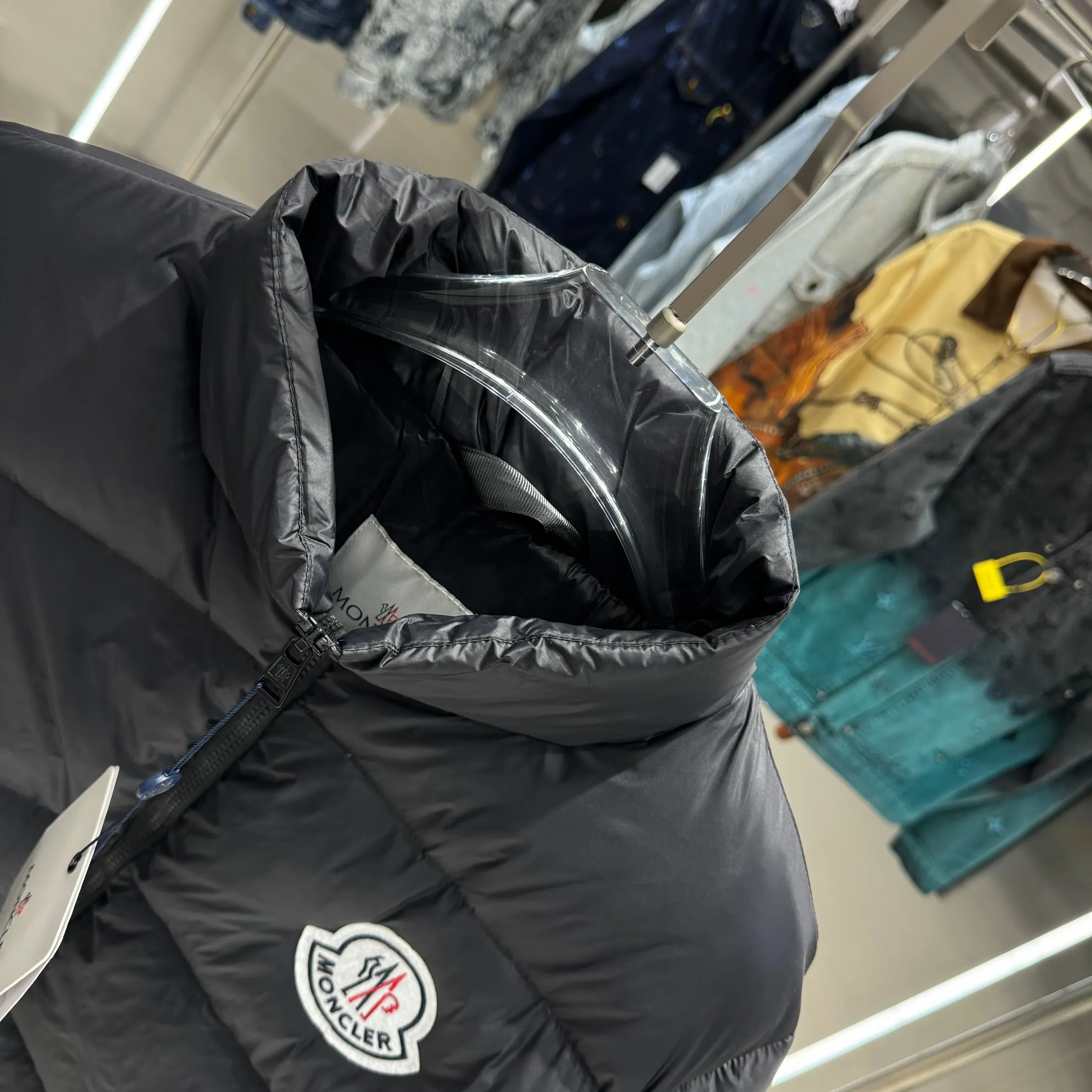 P620 Moncler0 2025 autumn and winter men's short business loose light goose down jacket. Genuine leather with down, filled with down, stand-up collar with genuine leather, zipper opening and zipper pocket. Hooded down jacket Size M L XL XXL Color Black