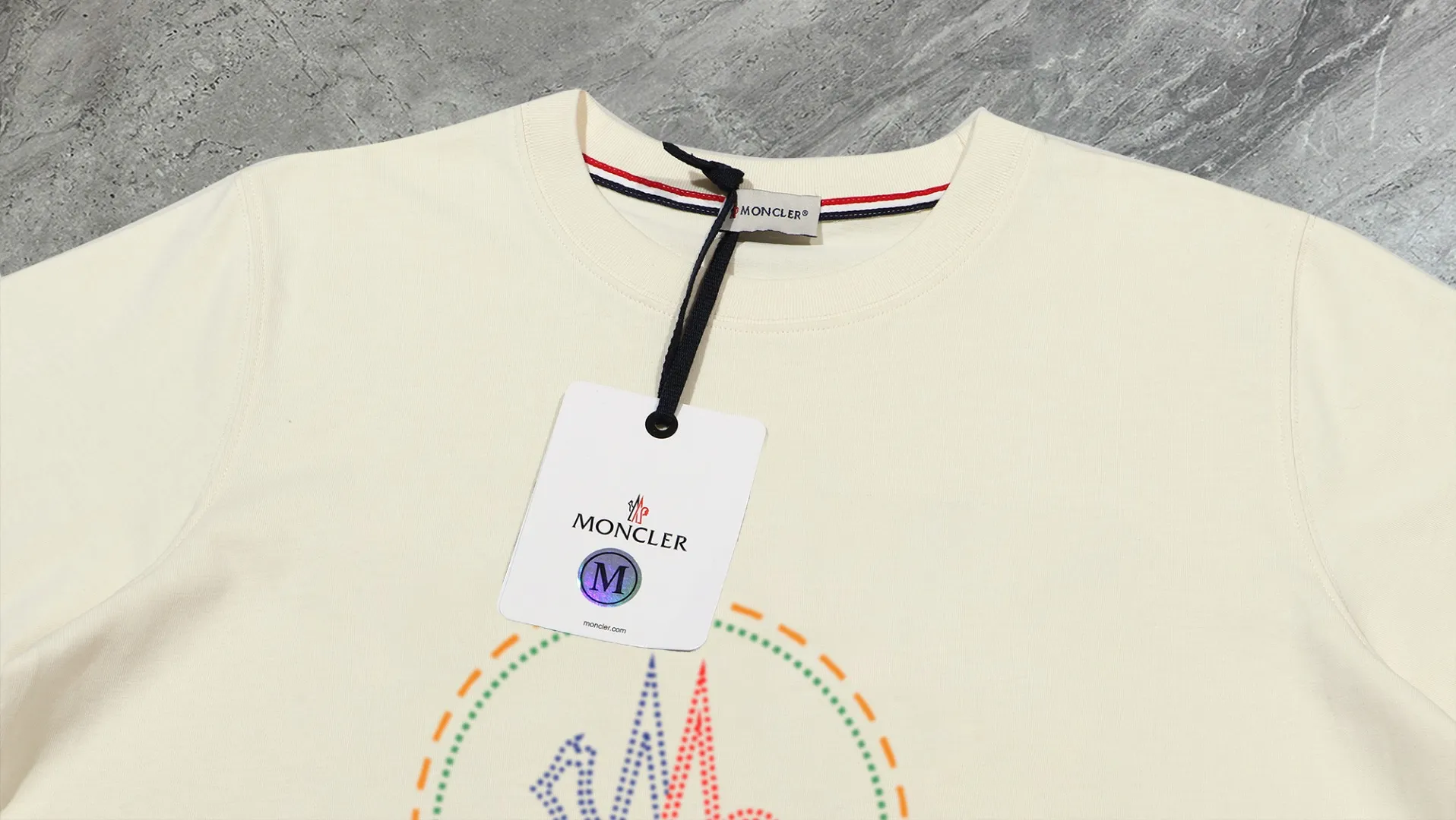 P210 High-version sweatshirt) [Long-term stock] 〖𝐌𝐎𝐍𝐂𝐋𝐄𝐑~Mask〗 Made of 440g heavy-weight fabric. It is different from the market currency. It can be matched with any variety and is properly handsome. 😎The whole dress is made of double waistcoats. The double waistcoats make the whole dress more three-dimensional. Not ordinary factories can do such fine work. 2025 Spring runway version of the T stage, on sale at the counter, round neck terry sweatshirt, high-end double-strand pure cotton, custom-made stretch ribs, dyed in the same vat, complete with three standards, matched with exquisite embroidered LOGO on the chest, simple and advanced, same style for men and women. Color: black, apricot, white, size: S M L XL 2XL