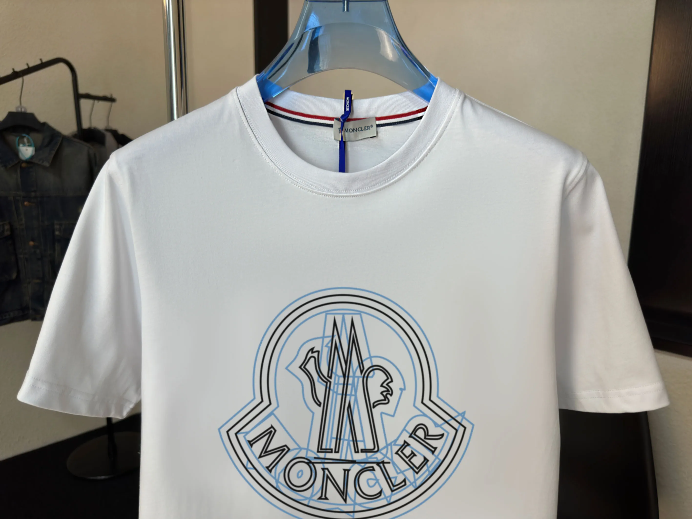 P140 💰Upgraded version "Mobile phone smart sensor ~ NFC chip armband ~ direct access to the official website for anti-counterfeiting" "Moncler ~ Mouth Mouth" 2025 new high-quality round neck short-sleeved T-shirt. The cuffs have imported embroidered labels. Customized dyeing, very comfortable to touch. Super versatile and good-looking short-sleeved. Complete with three labels. Non-market ordinary version. Feel free to compare. Quality is absolutely guaranteed! ‼ First of all, this original fabric is all custom-woven with 32-count double yarn fabric, 250G, and the weight is the same‼ Fine workmanship, double waistcoat method, double waistcoat method, double waistcoat method makes the whole dress more three-dimensional, which is not a craft that ordinary T-shirts can achieve🤪 Size: S-M-L-XL-2XL Color: black, white, apricot, same style for men and women