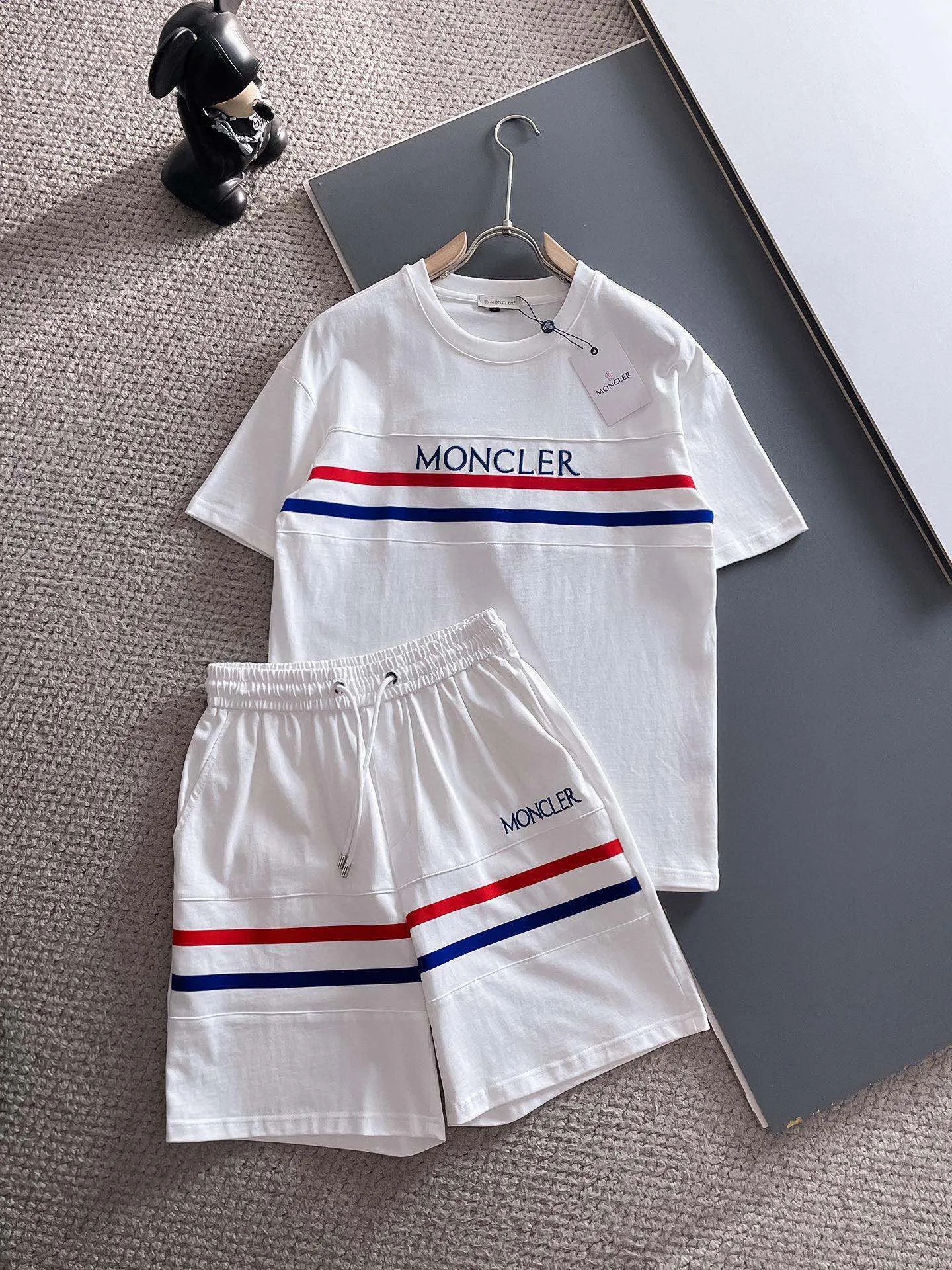 P570 Brand [MONCLER Mouth Covered] 2025 round neck short-sleeved shorts suit. The pure cotton fabric upper body will not be stuffy, the smooth and comfortable skin-friendly effect is more breathable, the fabric has its own texture, classic logo technology, a new interpretation from a unique angle, fashionable and versatile choice! Size: M-3XL (maximum wear: 190 pounds)