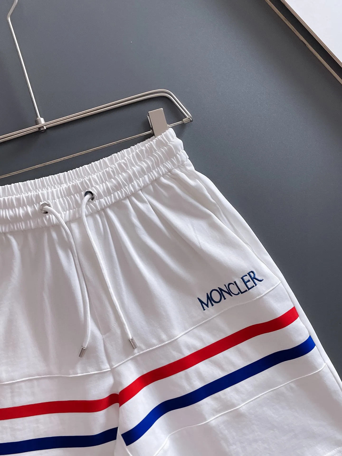 P570 Brand [MONCLER Mouth Covered] 2025 round neck short-sleeved shorts suit. The pure cotton fabric upper body will not be stuffy, the smooth and comfortable skin-friendly effect is more breathable, the fabric has its own texture, classic logo technology, a new interpretation from a unique angle, fashionable and versatile choice! Size: M-3XL (maximum wear: 190 pounds)