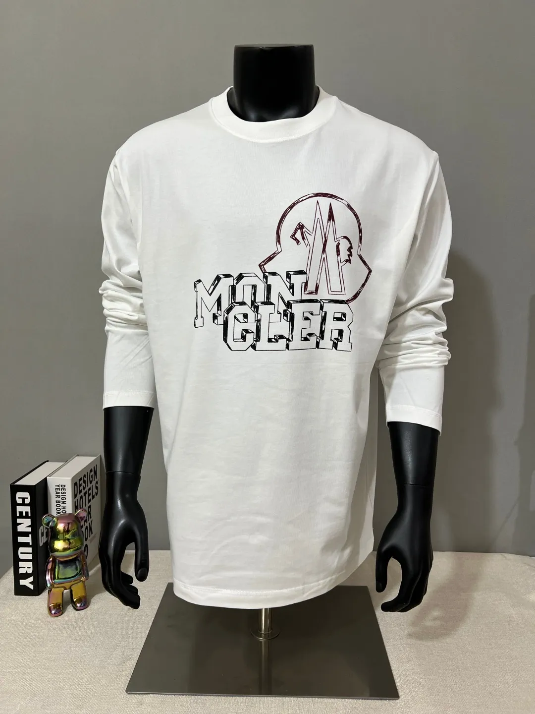 P180 MONCLER new release, 2025fw official synchronized large logo printing long-sleeved T-shirt, the details match the official version, and the logo size is strictly controlled , standard size, details are in sync with the official version; 280g double yarn 100% cotton fabric is selected, imported woven thread, the neckline is boned to prevent deformation, washed at high temperature at the factory, the fabric is soft and breathable, does not shrink and prevent deformation, NCF washed mark identification, details are in place and the upper body looks good, European size version, loose and suitable, the same color as the official website: white [Remarks: Black can be ordered, the color of the letters remains unchanged], sizes XS-L (L size can wear 200 pounds)