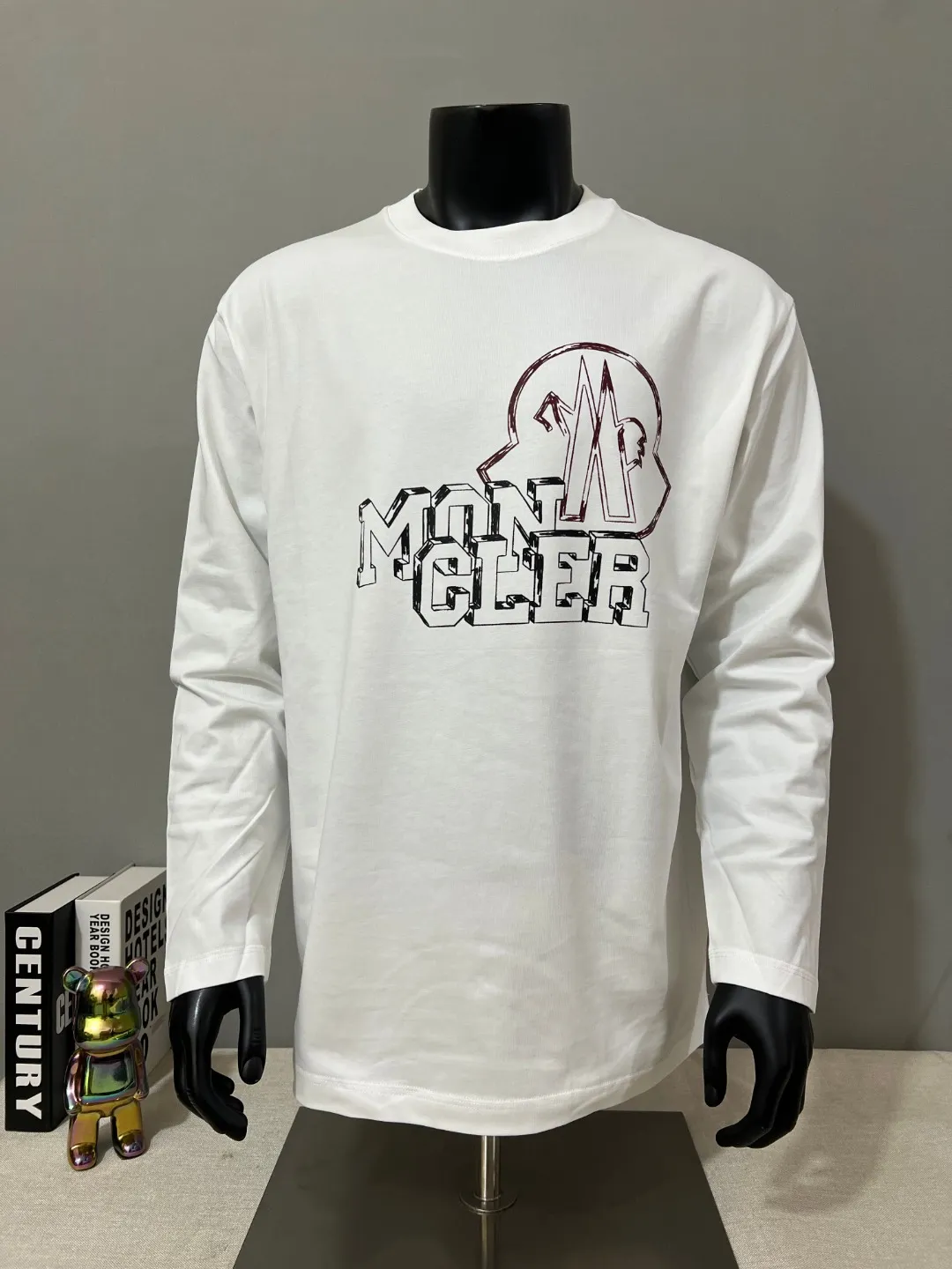 P180 MONCLER new release, 2025fw official synchronized large logo printing long-sleeved T-shirt, the details match the official version, and the logo size is strictly controlled , standard size, details are in sync with the official version; 280g double yarn 100% cotton fabric is selected, imported woven thread, the neckline is boned to prevent deformation, washed at high temperature at the factory, the fabric is soft and breathable, does not shrink and prevent deformation, NCF washed mark identification, details are in place and the upper body looks good, European size version, loose and suitable, the same color as the official website: white [Remarks: Black can be ordered, the color of the letters remains unchanged], sizes XS-L (L size can wear 200 pounds)