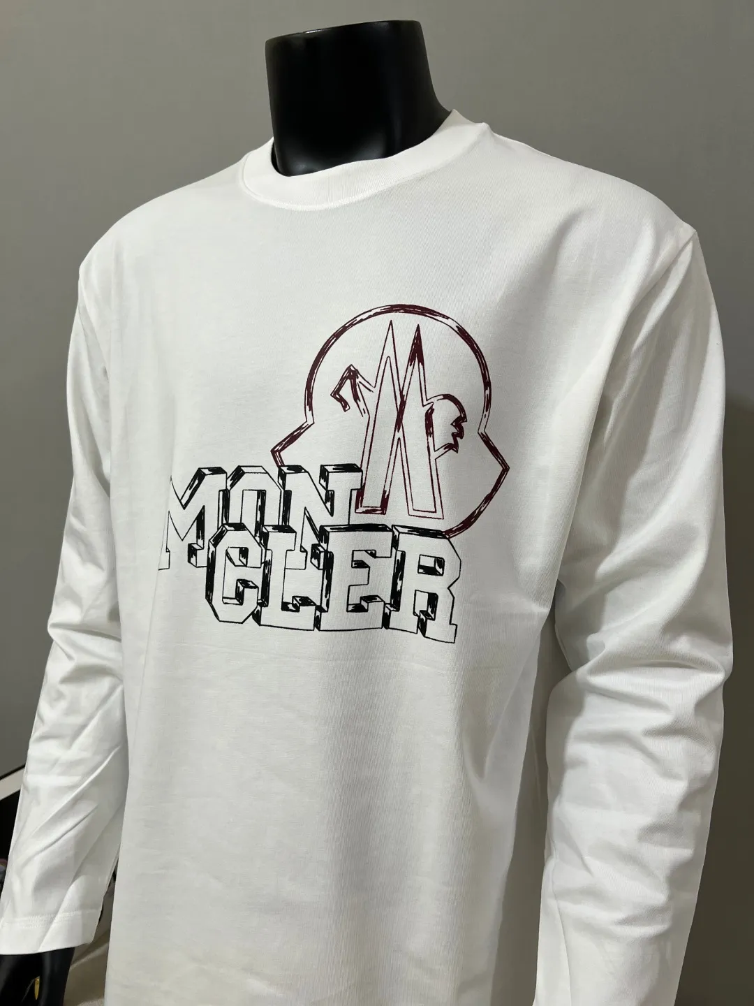 P180 MONCLER new release, 2025fw official synchronized large logo printing long-sleeved T-shirt, the details match the official version, and the logo size is strictly controlled , standard size, details are in sync with the official version; 280g double yarn 100% cotton fabric is selected, imported woven thread, the neckline is boned to prevent deformation, washed at high temperature at the factory, the fabric is soft and breathable, does not shrink and prevent deformation, NCF washed mark identification, details are in place and the upper body looks good, European size version, loose and suitable, the same color as the official website: white [Remarks: Black can be ordered, the color of the letters remains unchanged], sizes XS-L (L size can wear 200 pounds)