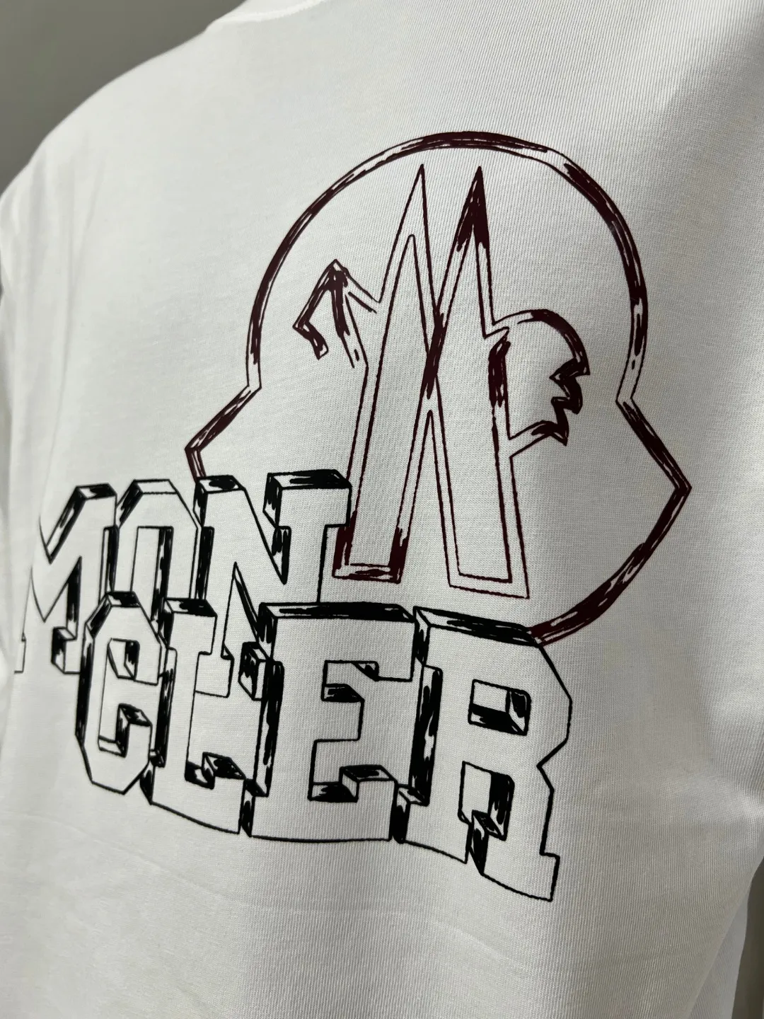 P180 MONCLER new release, 2025fw official synchronized large logo printing long-sleeved T-shirt, the details match the official version, and the logo size is strictly controlled , standard size, details are in sync with the official version; 280g double yarn 100% cotton fabric is selected, imported woven thread, the neckline is boned to prevent deformation, washed at high temperature at the factory, the fabric is soft and breathable, does not shrink and prevent deformation, NCF washed mark identification, details are in place and the upper body looks good, European size version, loose and suitable, the same color as the official website: white [Remarks: Black can be ordered, the color of the letters remains unchanged], sizes XS-L (L size can wear 200 pounds)