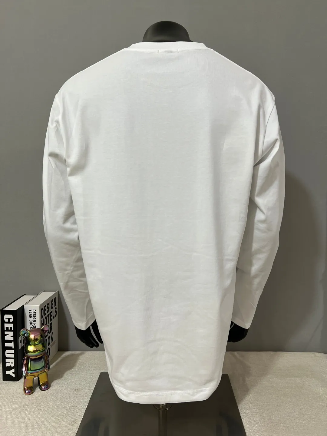 P180 MONCLER new release, 2025fw official synchronized large logo printing long-sleeved T-shirt, the details match the official version, and the logo size is strictly controlled , standard size, details are in sync with the official version; 280g double yarn 100% cotton fabric is selected, imported woven thread, the neckline is boned to prevent deformation, washed at high temperature at the factory, the fabric is soft and breathable, does not shrink and prevent deformation, NCF washed mark identification, details are in place and the upper body looks good, European size version, loose and suitable, the same color as the official website: white [Remarks: Black can be ordered, the color of the letters remains unchanged], sizes XS-L (L size can wear 200 pounds)