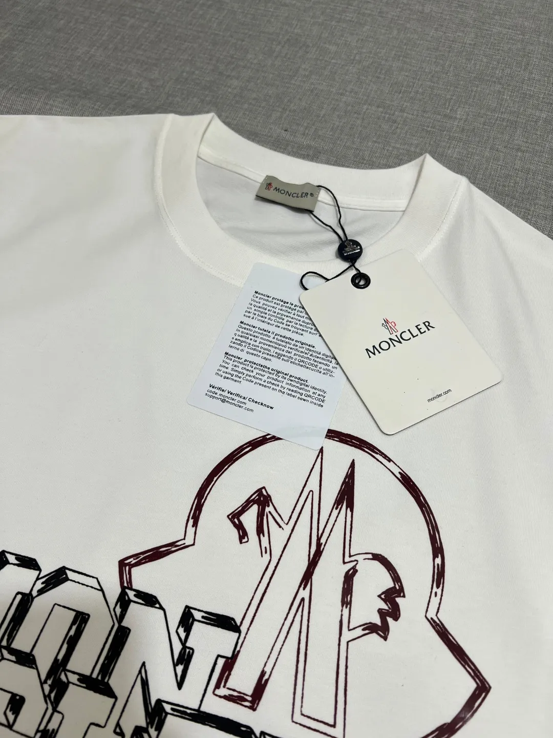 P180 MONCLER new release, 2025fw official synchronized large logo printing long-sleeved T-shirt, the details match the official version, and the logo size is strictly controlled , standard size, details are in sync with the official version; 280g double yarn 100% cotton fabric is selected, imported woven thread, the neckline is boned to prevent deformation, washed at high temperature at the factory, the fabric is soft and breathable, does not shrink and prevent deformation, NCF washed mark identification, details are in place and the upper body looks good, European size version, loose and suitable, the same color as the official website: white [Remarks: Black can be ordered, the color of the letters remains unchanged], sizes XS-L (L size can wear 200 pounds)