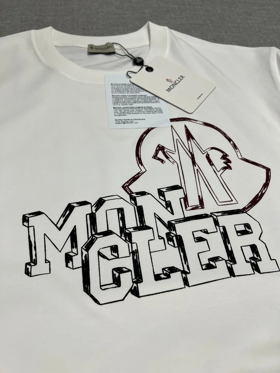P180 MONCLER new release, 2025fw official synchronized large logo printing long-sleeved T-shirt, the details match the official version, and the logo size is strictly controlled , standard size, details are in sync with the official version; 280g double yarn 100% cotton fabric is selected, imported woven thread, the neckline is boned to prevent deformation, washed at high temperature at the factory, the fabric is soft and breathable, does not shrink and prevent deformation, NCF washed mark identification, details are in place and the upper body looks good, European size version, loose and suitable, the same color as the official website: white [Remarks: Black can be ordered, the color of the letters remains unchanged], sizes XS-L (L size can wear 200 pounds)