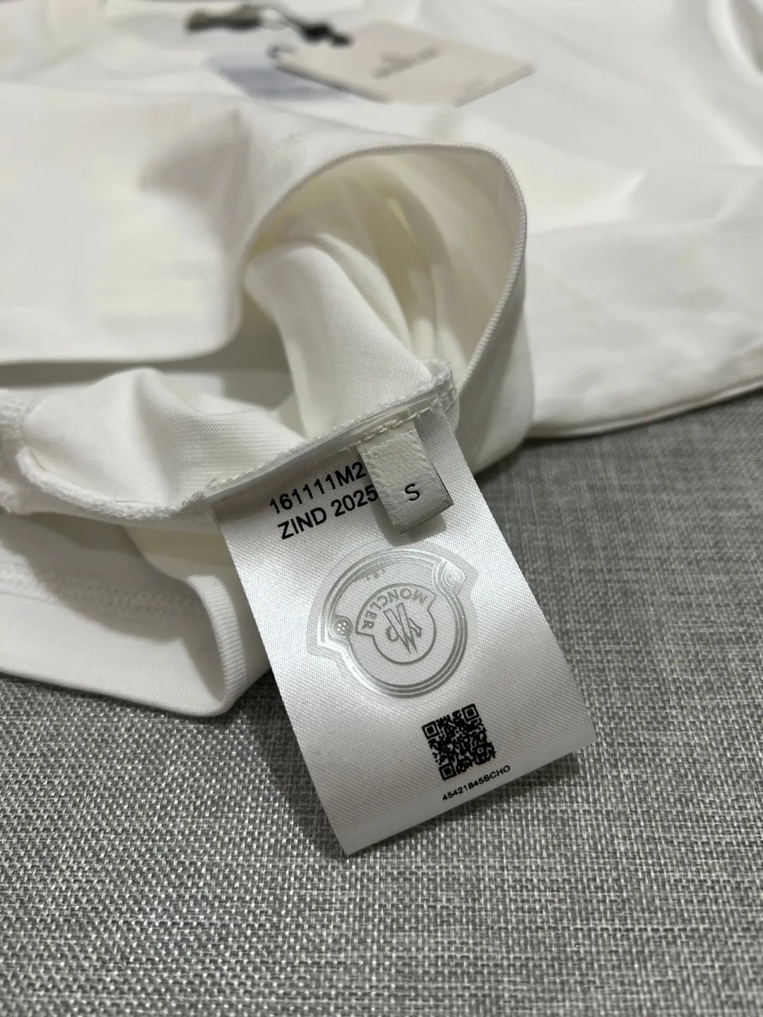 P180 MONCLER new release, 2025fw official synchronized large logo printing long-sleeved T-shirt, the details match the official version, and the logo size is strictly controlled , standard size, details are in sync with the official version; 280g double yarn 100% cotton fabric is selected, imported woven thread, the neckline is boned to prevent deformation, washed at high temperature at the factory, the fabric is soft and breathable, does not shrink and prevent deformation, NCF washed mark identification, details are in place and the upper body looks good, European size version, loose and suitable, the same color as the official website: white [Remarks: Black can be ordered, the color of the letters remains unchanged], sizes XS-L (L size can wear 200 pounds)