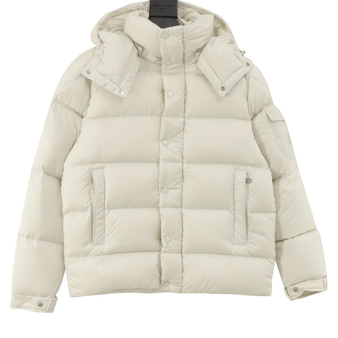 P1420 Moncler/Mask Maya matte down jacket This Vezere short down jacket is a basic warm item that highlights Moncler’s style characteristics. The Vezere down jacket is made from longue saison fabric, which is both lightweight and warm. This short down jacket features a hood that can be easily removed depending on the weather. The jacket's silhouette and sleeve patch pockets pay homage to the iconic Moncler Maya down jacket. ·Made of longue saison fabric·Nylon lé ger brillant lining filled with 90% goose down Detachable and adjustable hood with zipper and snap-button closure zippered pockets Patch pockets on sleeves·Adjustable cuffs·Drawstring hem Unisex Size: 1-5