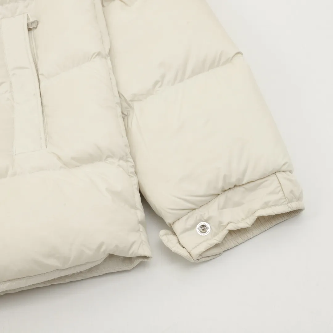 P1420 Moncler/Mask Maya matte down jacket This Vezere short down jacket is a basic warm item that highlights Moncler’s style characteristics. The Vezere down jacket is made from longue saison fabric, which is both lightweight and warm. This short down jacket features a hood that can be easily removed depending on the weather. The jacket's silhouette and sleeve patch pockets pay homage to the iconic Moncler Maya down jacket. ·Made of longue saison fabric·Nylon lé ger brillant lining filled with 90% goose down Detachable and adjustable hood with zipper and snap-button closure zippered pockets Patch pockets on sleeves·Adjustable cuffs·Drawstring hem Unisex Size: 1-5