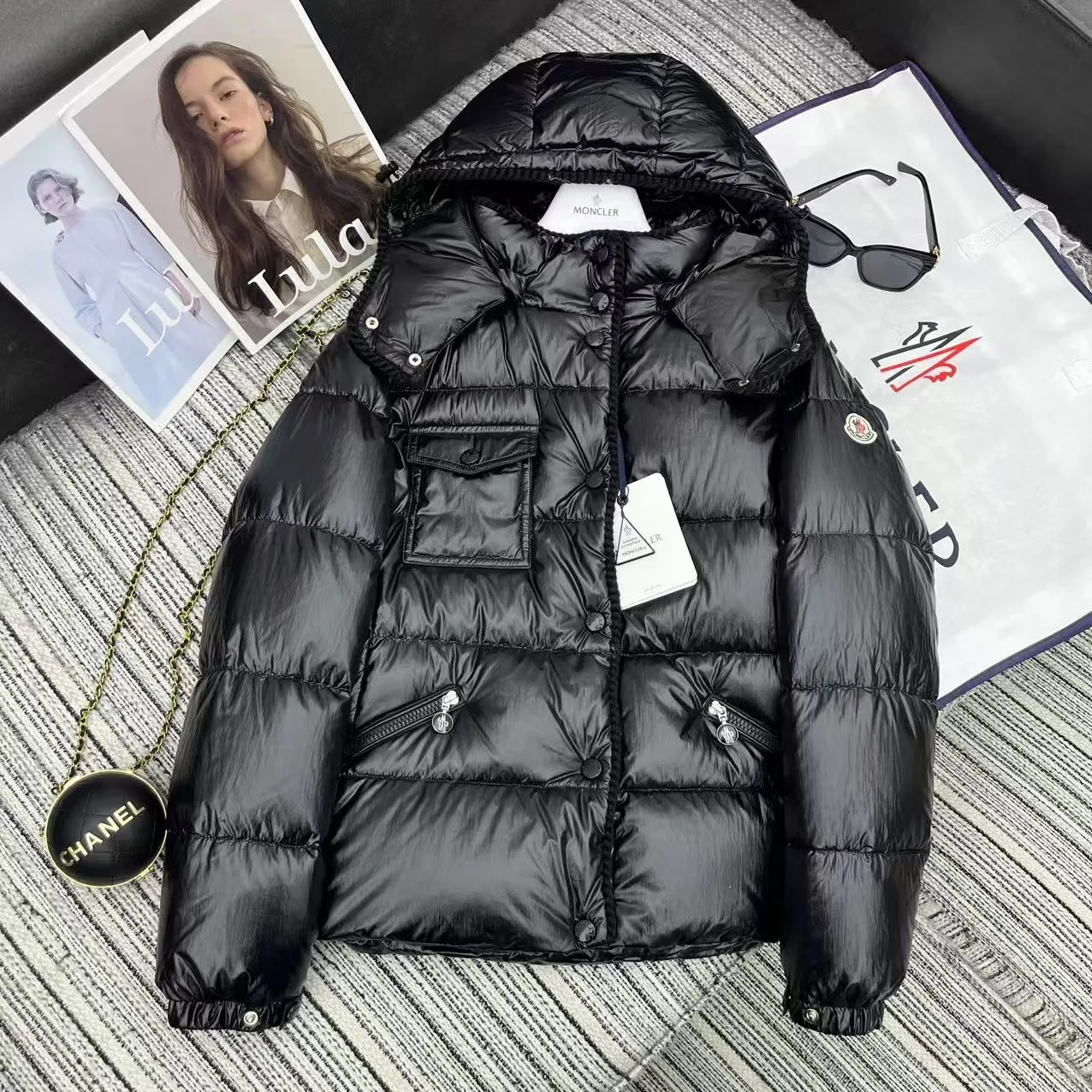 P880 Moncler🌟25 new oil wax leather waist style GLAREIN hooded long-sleeved down jacket for women. Oil wax leather coated new fabric, slim design style, warm and slimming, 90% duck down filling, molded custom hardware. Color: red, white, blue, black Code number: 1234