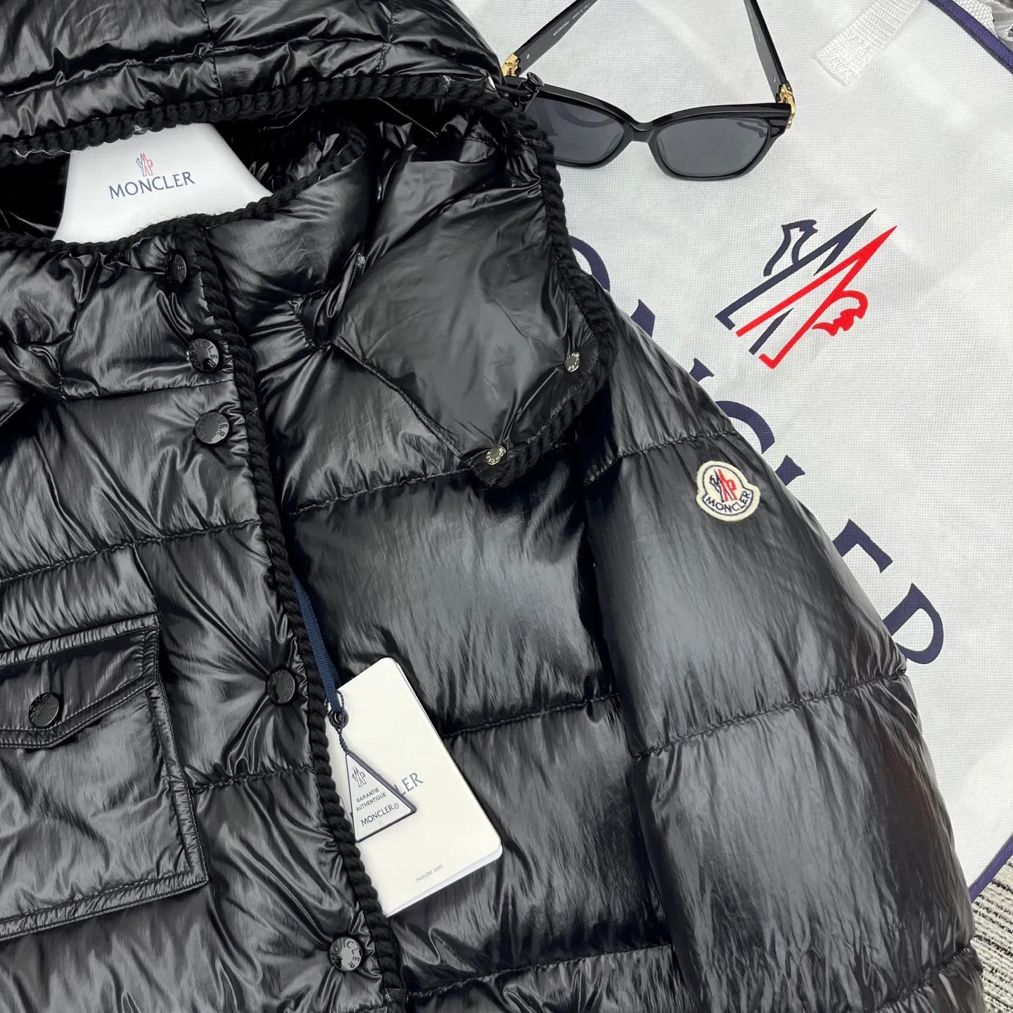 P880 Moncler🌟25 new oil wax leather waist style GLAREIN hooded long-sleeved down jacket for women. Oil wax leather coated new fabric, slim design style, warm and slimming, 90% duck down filling, molded custom hardware. Color: red, white, blue, black Code number: 1234