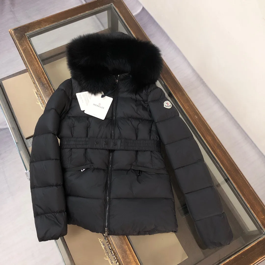 P980 🆕MONCLER Women's hooded short wool collared down jacket, the original version is made 1:1👍 There is an elastic waistband at the back, plus a color matching activity belt, the fabric is soft and comfortable, 90 velvet has good fill power, the slim cut upper body is light and neat, warm and not bloated✨👍 Color: black, white Size: 1234