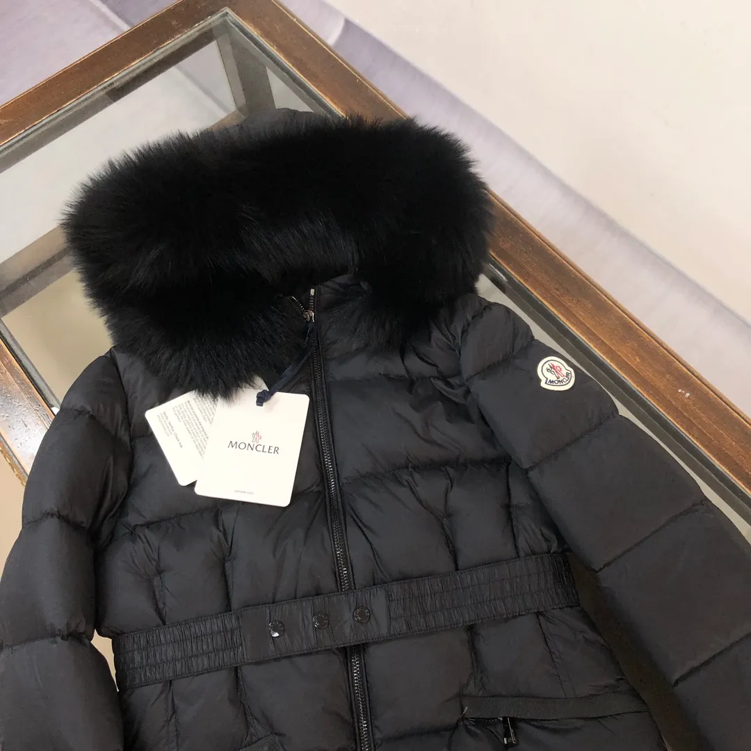 P980 🆕MONCLER Women's hooded short wool collared down jacket, the original version is made 1:1👍 There is an elastic waistband at the back, plus a color matching activity belt, the fabric is soft and comfortable, 90 velvet has good fill power, the slim cut upper body is light and neat, warm and not bloated✨👍 Color: black, white Size: 1234