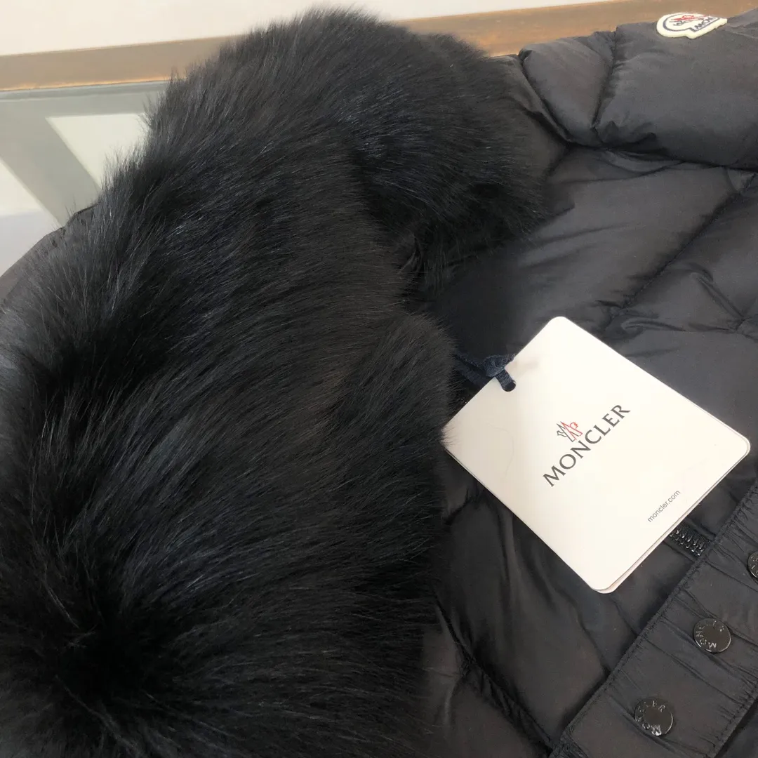 P980 🆕MONCLER Women's hooded short wool collared down jacket, the original version is made 1:1👍 There is an elastic waistband at the back, plus a color matching activity belt, the fabric is soft and comfortable, 90 velvet has good fill power, the slim cut upper body is light and neat, warm and not bloated✨👍 Color: black, white Size: 1234