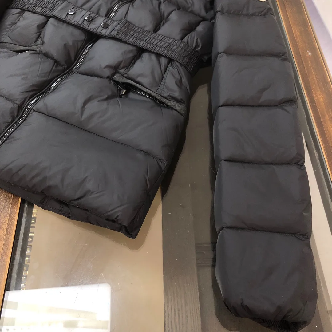 P980 🆕MONCLER Women's hooded short wool collared down jacket, the original version is made 1:1👍 There is an elastic waistband at the back, plus a color matching activity belt, the fabric is soft and comfortable, 90 velvet has good fill power, the slim cut upper body is light and neat, warm and not bloated✨👍 Color: black, white Size: 1234