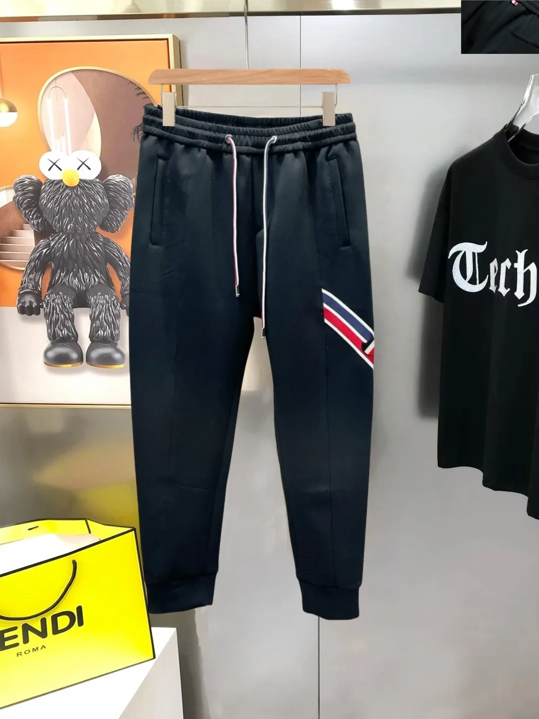 P310 Moncler 💥High-end version🔥Exclusively for new casual trousers! The custom-made fabrics at the counter are highly breathable and comfortable, with impeccable details and brand element design concepts, reflecting high quality. It feels delicate and soft! It presents a casual cut and the upper body shape is great! Size:M-3XL