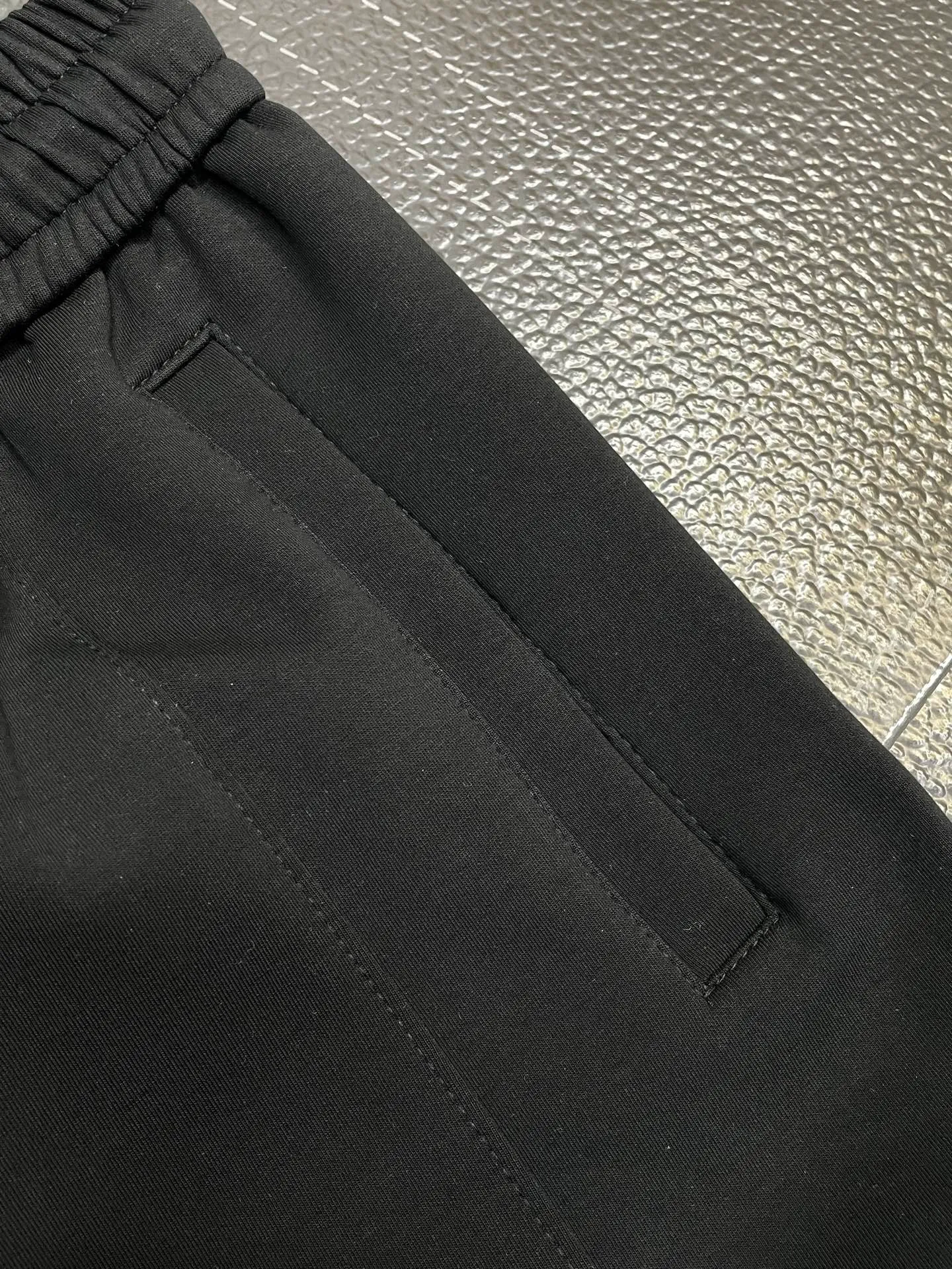 P310 Moncler 💥High-end version🔥Exclusively for new casual trousers! The custom-made fabrics at the counter are highly breathable and comfortable, with impeccable details and brand element design concepts, reflecting high quality. It feels delicate and soft! It presents a casual cut and the upper body shape is great! Size:M-3XL