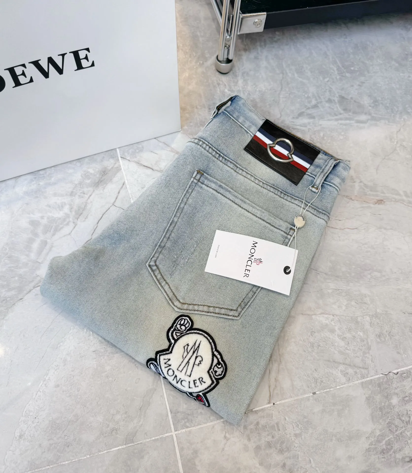 P250 Style number: D129 MONCLER muzzled jeans, slim fit, stretchy fabric, heavy wash, super genuine color, genuine hardware molding, standard for foreign trade, authentic YKK zipper with certificate, custom muzzled plush doll in the back pocket, great feel, exquisite workmanship, code number: 30-31-32-33-34-36, height 175, weight 115, male upper body 31 slim fit If it’s loose, you can choose a larger size