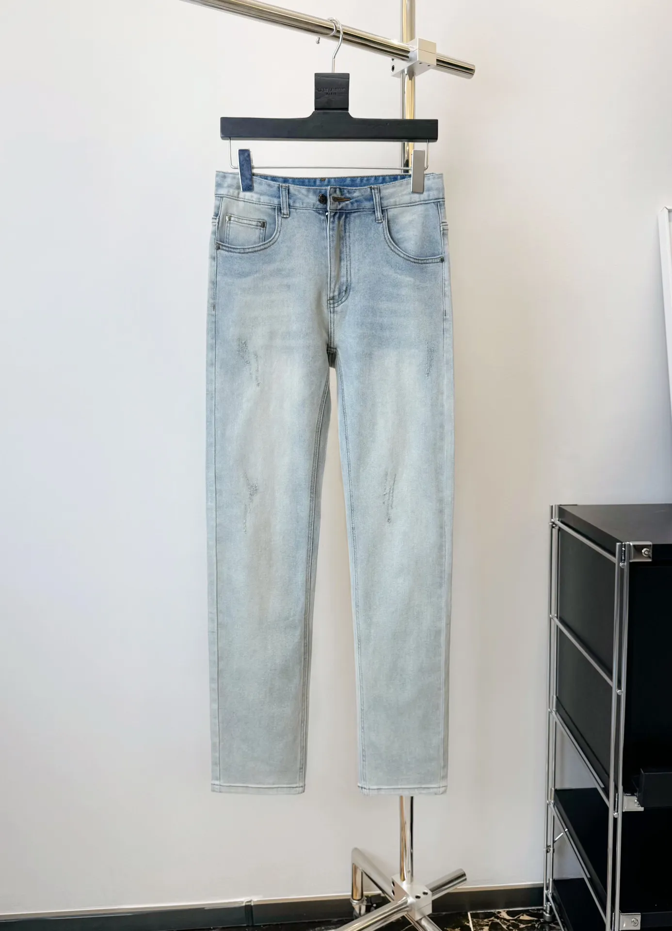 P250 Style number: D129 MONCLER muzzled jeans, slim fit, stretchy fabric, heavy wash, super genuine color, genuine hardware molding, standard for foreign trade, authentic YKK zipper with certificate, custom muzzled plush doll in the back pocket, great feel, exquisite workmanship, code number: 30-31-32-33-34-36, height 175, weight 115, male upper body 31 slim fit If it’s loose, you can choose a larger size